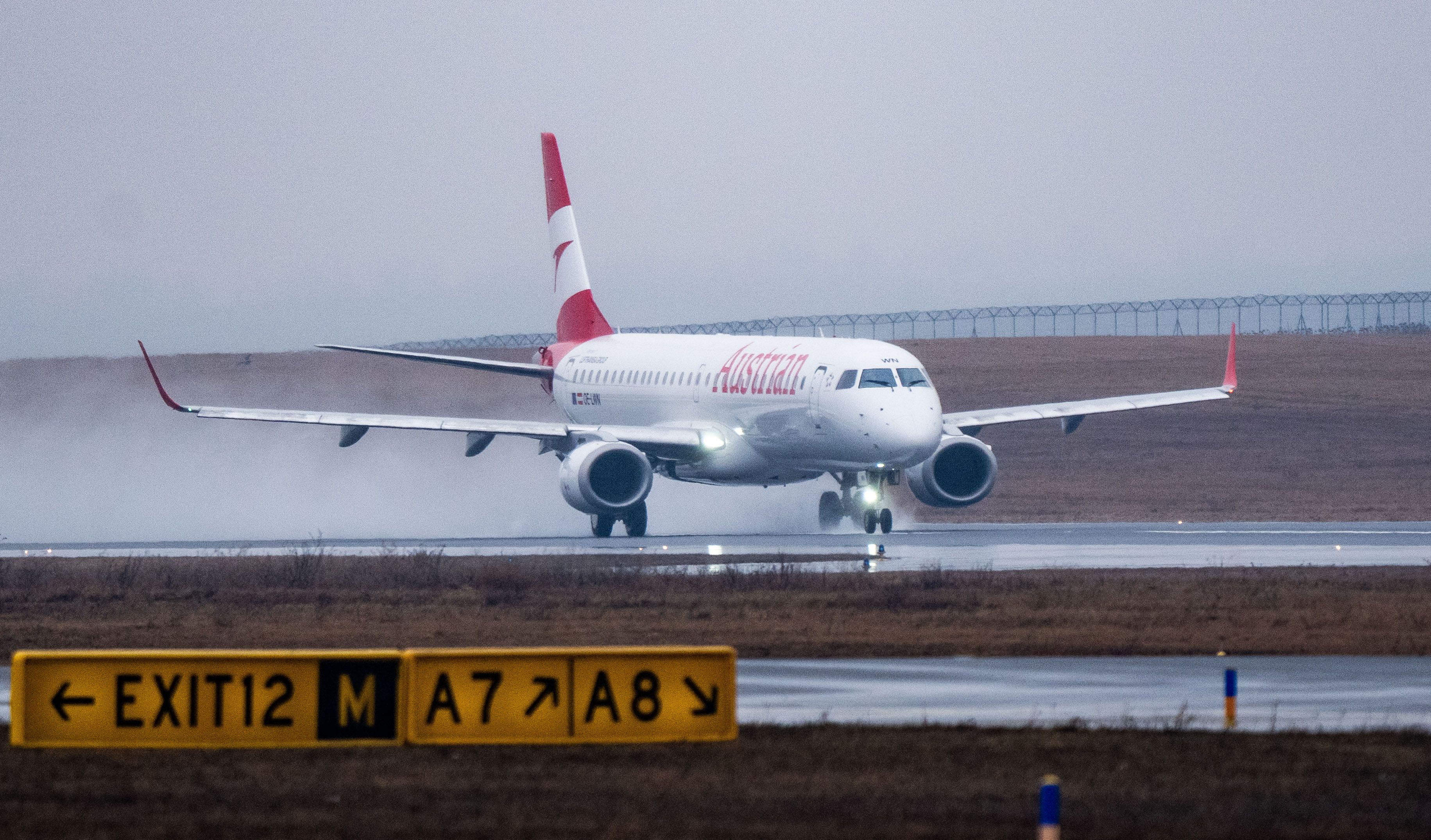 Ein Flugzeug der Austrian Airlines startet an einem nassen, nebligen Tag auf dem Flughafen Wien-Schwechat.