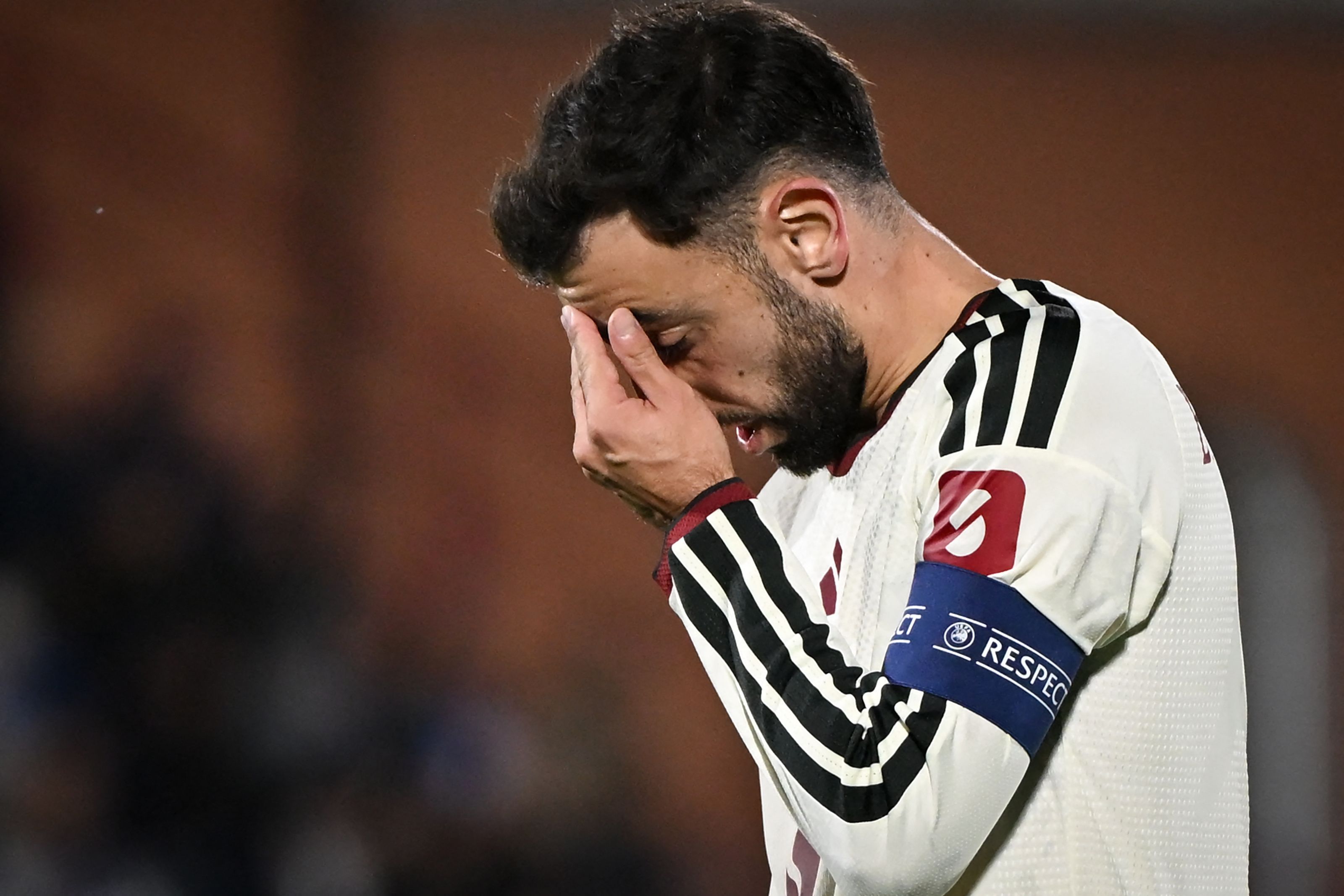 Manchester United's Portuguese midfielder #08 Bruno Fernandes reacts during the UEFA Champions League, league phase matchday 3, football match between Como 1907 and Manchester United at the Stadio Giuseppe Sinigaglia in Como, northen Italy on October 21, 2026. (Photo by PIERO CRUCIATTI / AFP)