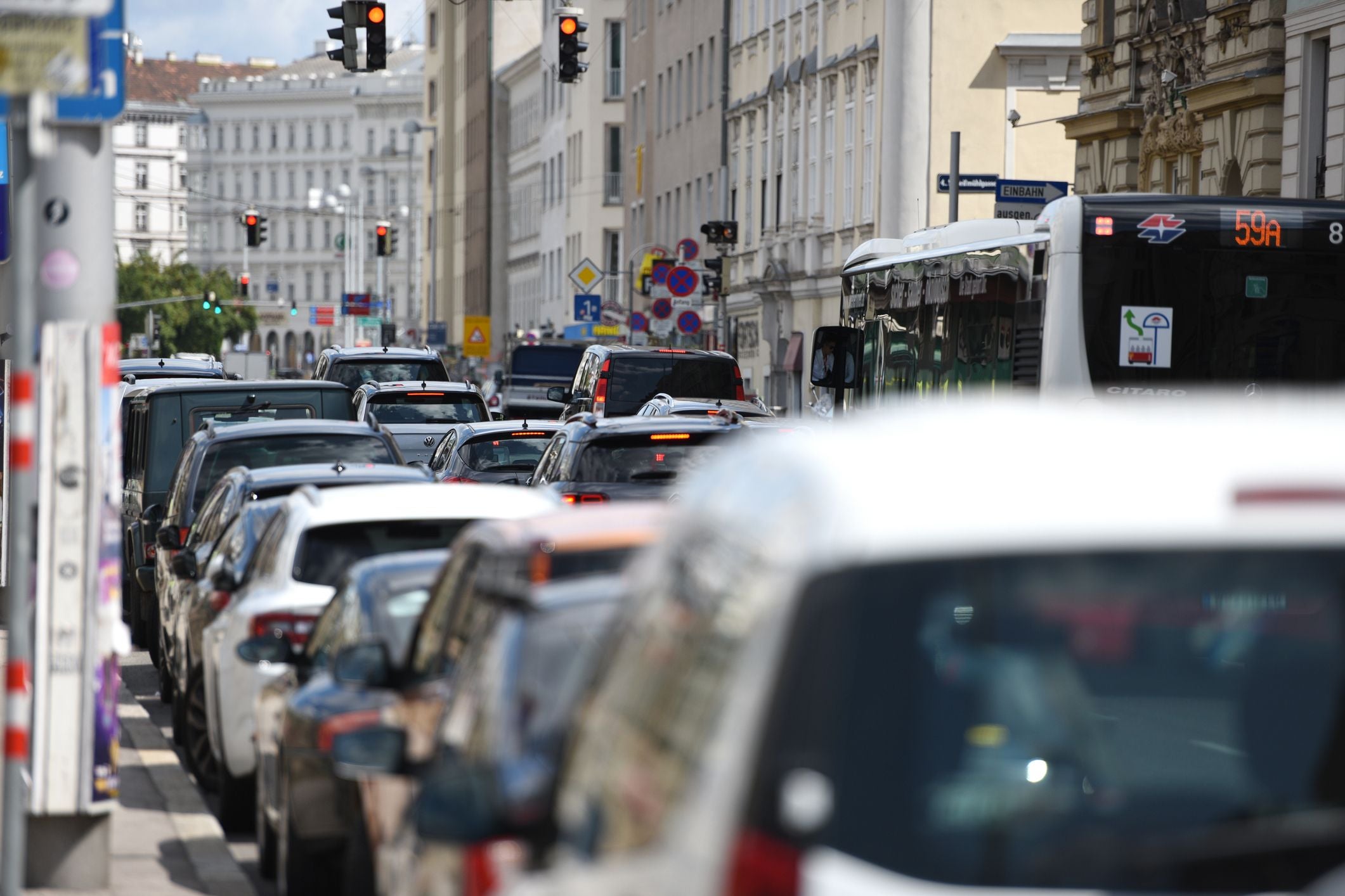 Stau in Wien vor einer Ampel, Autos und Bus stehen dicht gedrängt auf der Wienzeile.