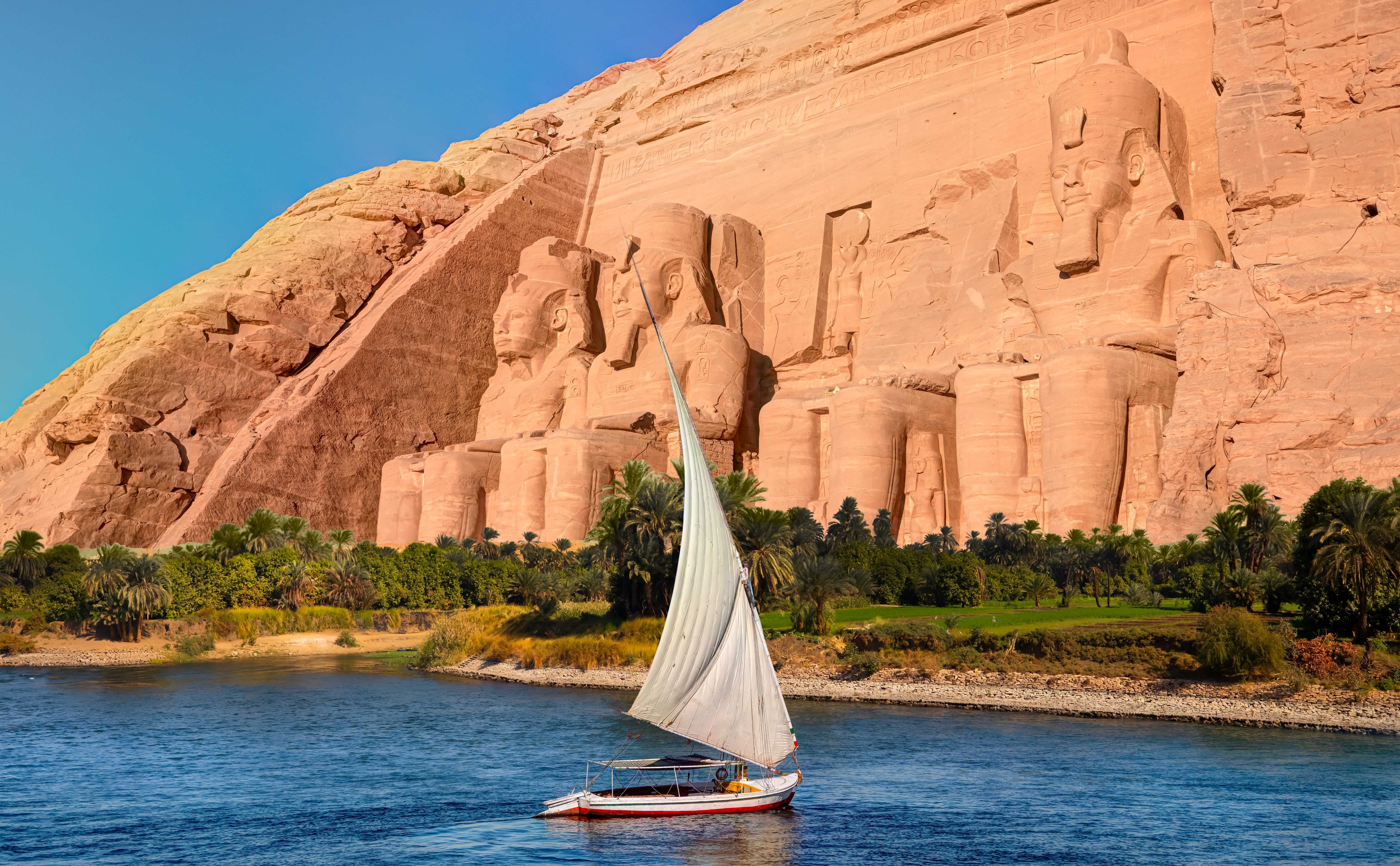 Segelboot auf dem Nil vor den Felsentempeln von Abu Simbel in Ägypten.
