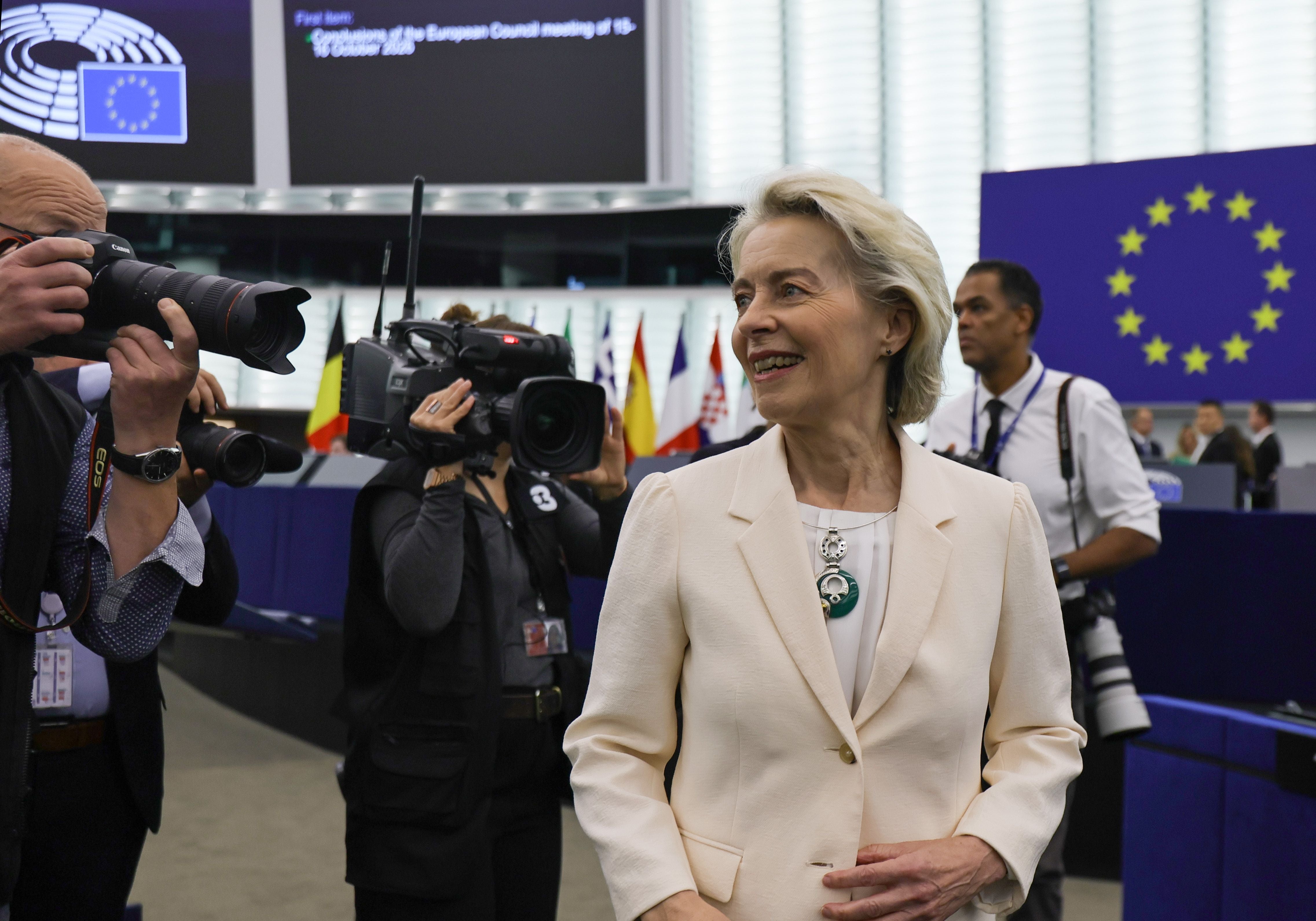 Ursula von der Leyen im Europäischen Parlament, Kamerateams und Fotografen im Hintergrund.