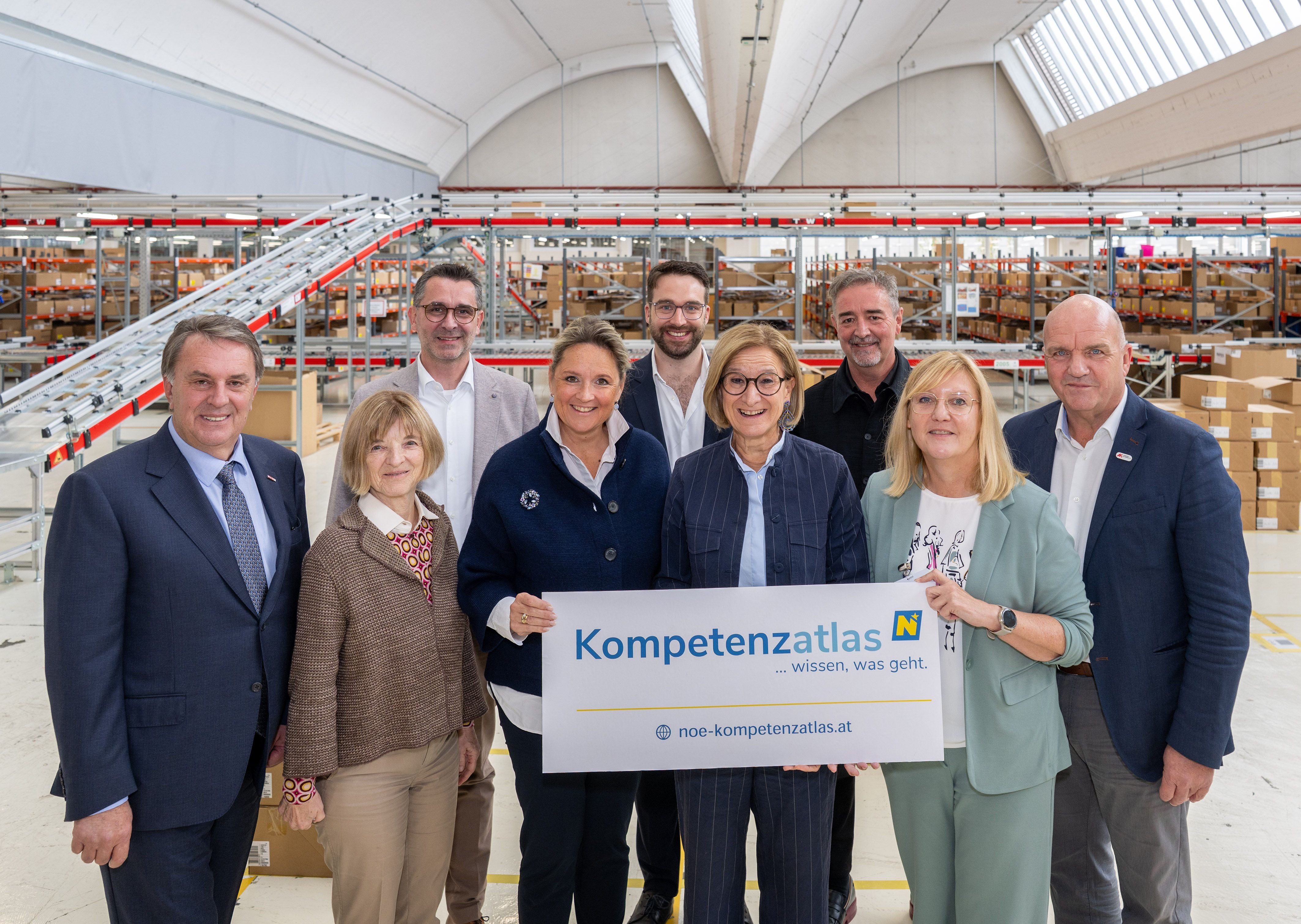 Von links nach rechts: WK-Präsident Wolfgang Ecker, IV-Vizepräsidentin Barbara Ascher, der Leiter des Sozialministeriumservice Günther Widy, LR Susanne Rosenkranz, KI-Experte Mathias Lipp-Rosenthal, LH Johanna Mikl-Leitner, Triumph-Geschäftsführer Oliver Rossmann, AMS-Landesgeschäftsführerin Sandra Kern und AK-Präsident Markus Wieser.