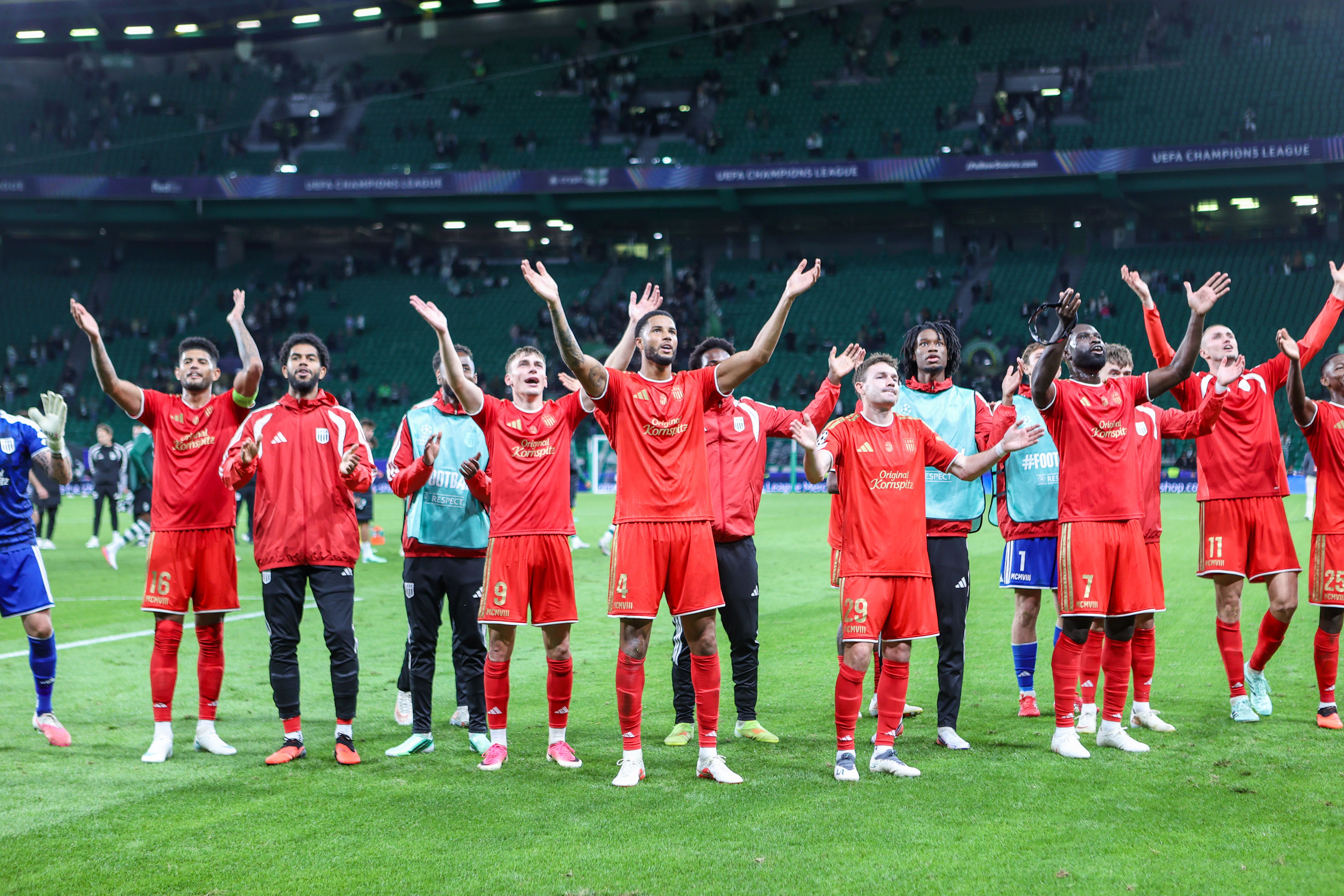 LASK-Spieler feiern den historischen 3:2-Coup bei Sporting Lissabon und die ersten Punkte in der Champions League.