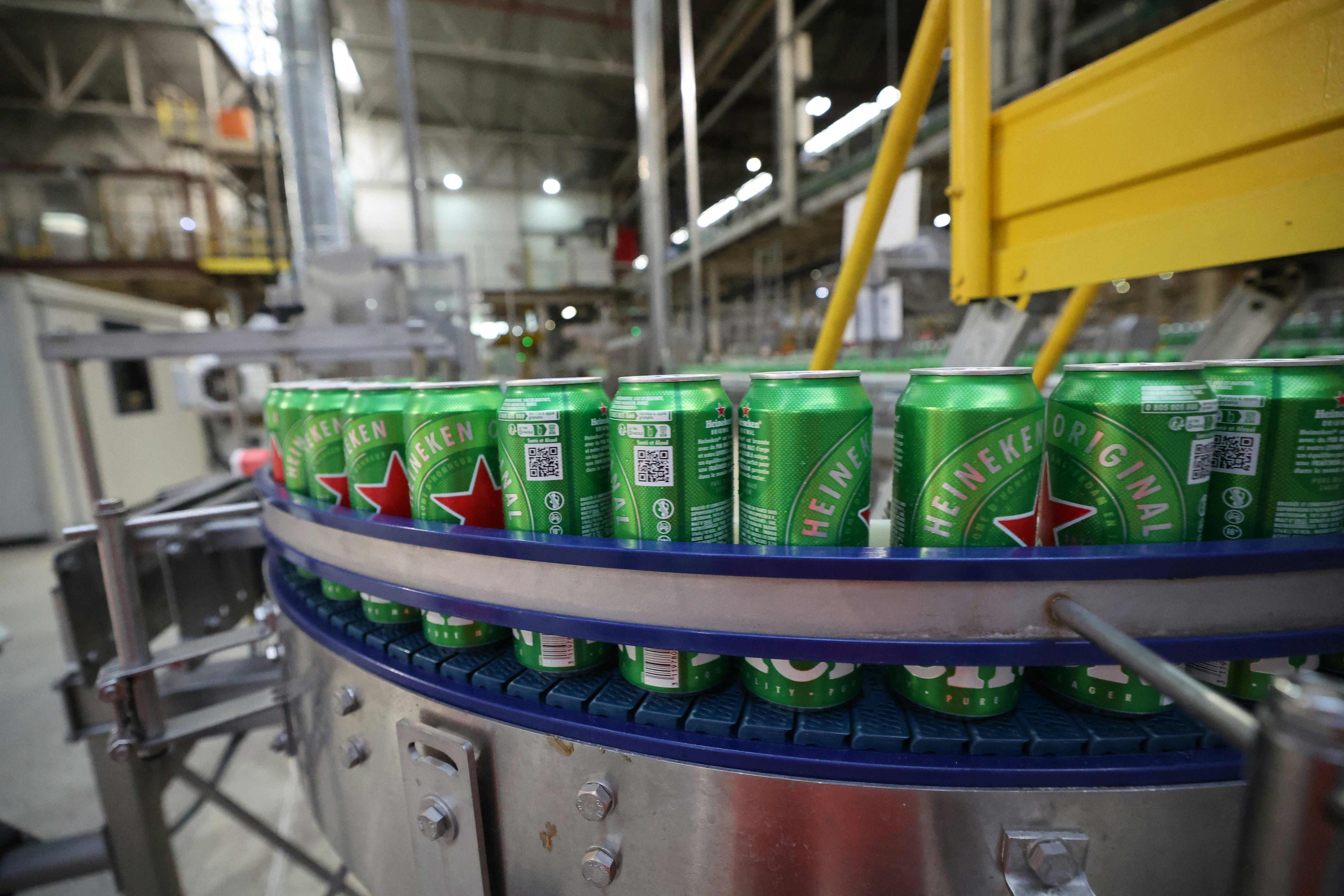 Heineken-Bierdosen auf einem Förderband in einer Abfüllanlage einer Fabrik in Frankreich.