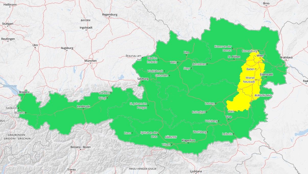 Karte von Österreich mit Windwarnung: Gelbe Warnzone im Osten, Rest des Landes grün markiert.