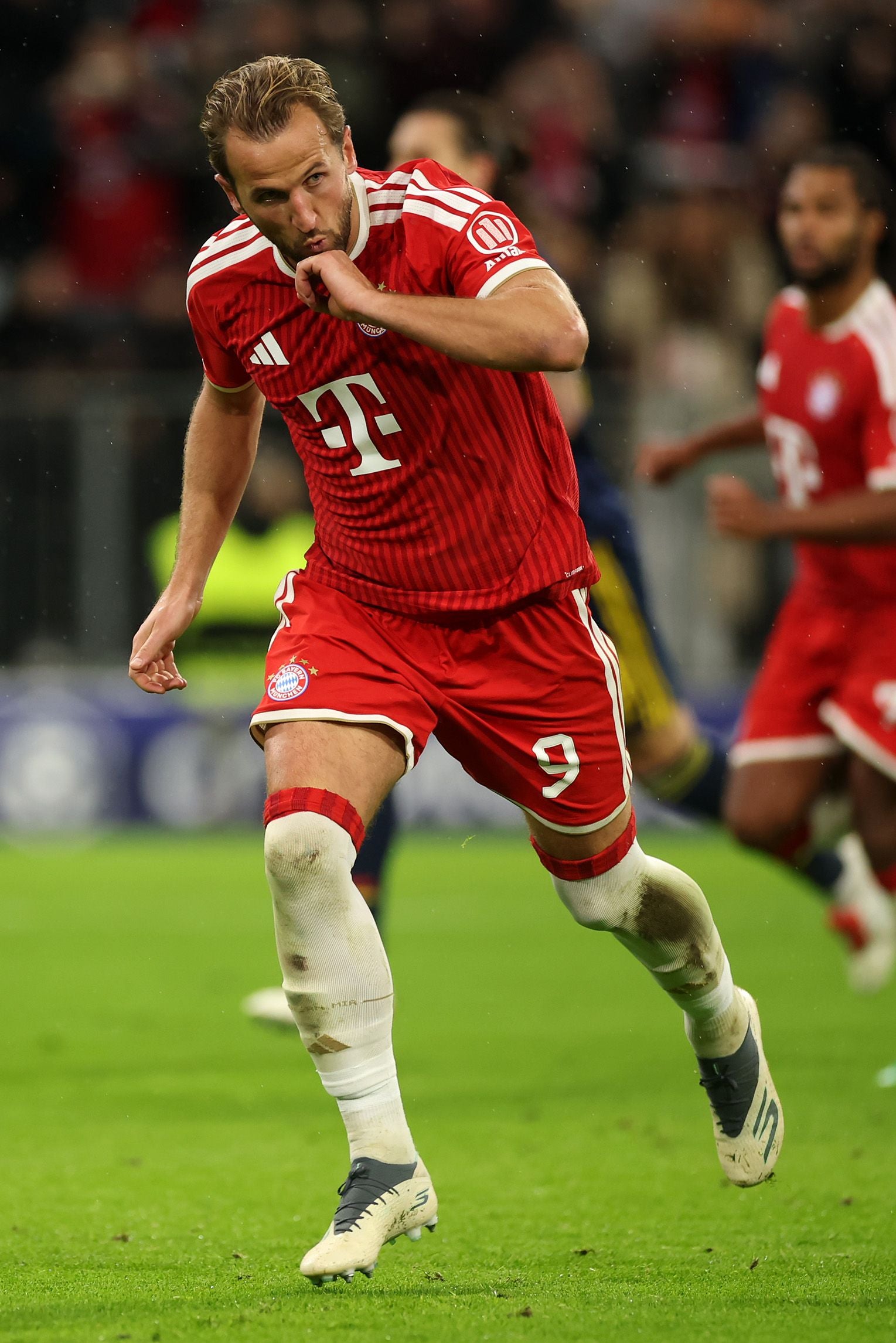 Der Kane-Torjubel darf nicht fehlen: Der Bayern-Stürmer küsst seinen Ehering.
