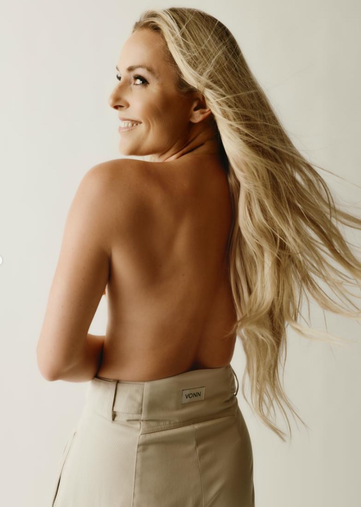 Lindsey Vonn lässt für ihre neue Mode-Kollektion die Hüllen fallen. Die Ski-Queen posiert oben ohne vor der Kamera und sorgt mit dem freizügigen Shooting für Aufsehen.