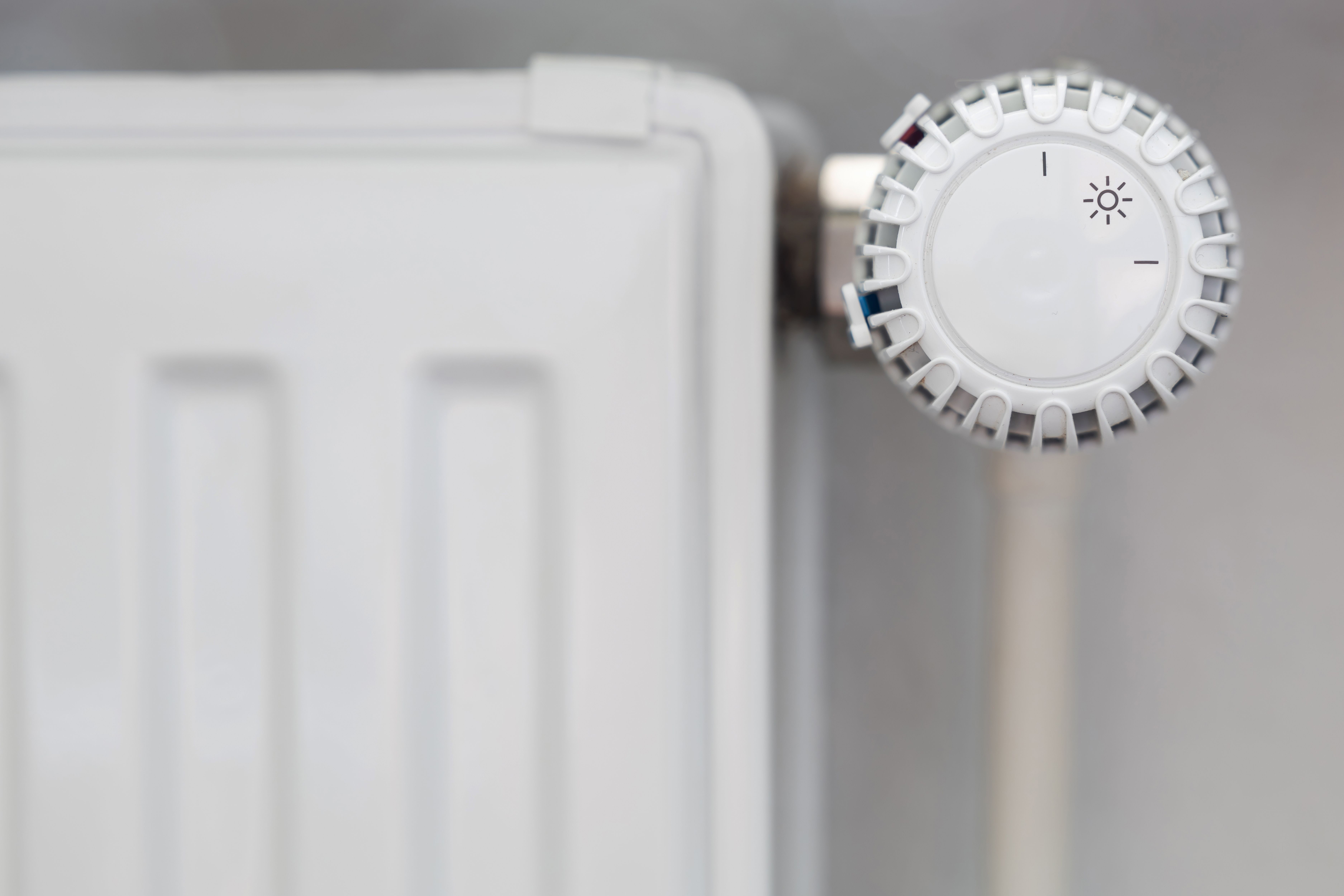 Nahaufnahme eines Heizkörperthermostats mit Temperatureinstellung.