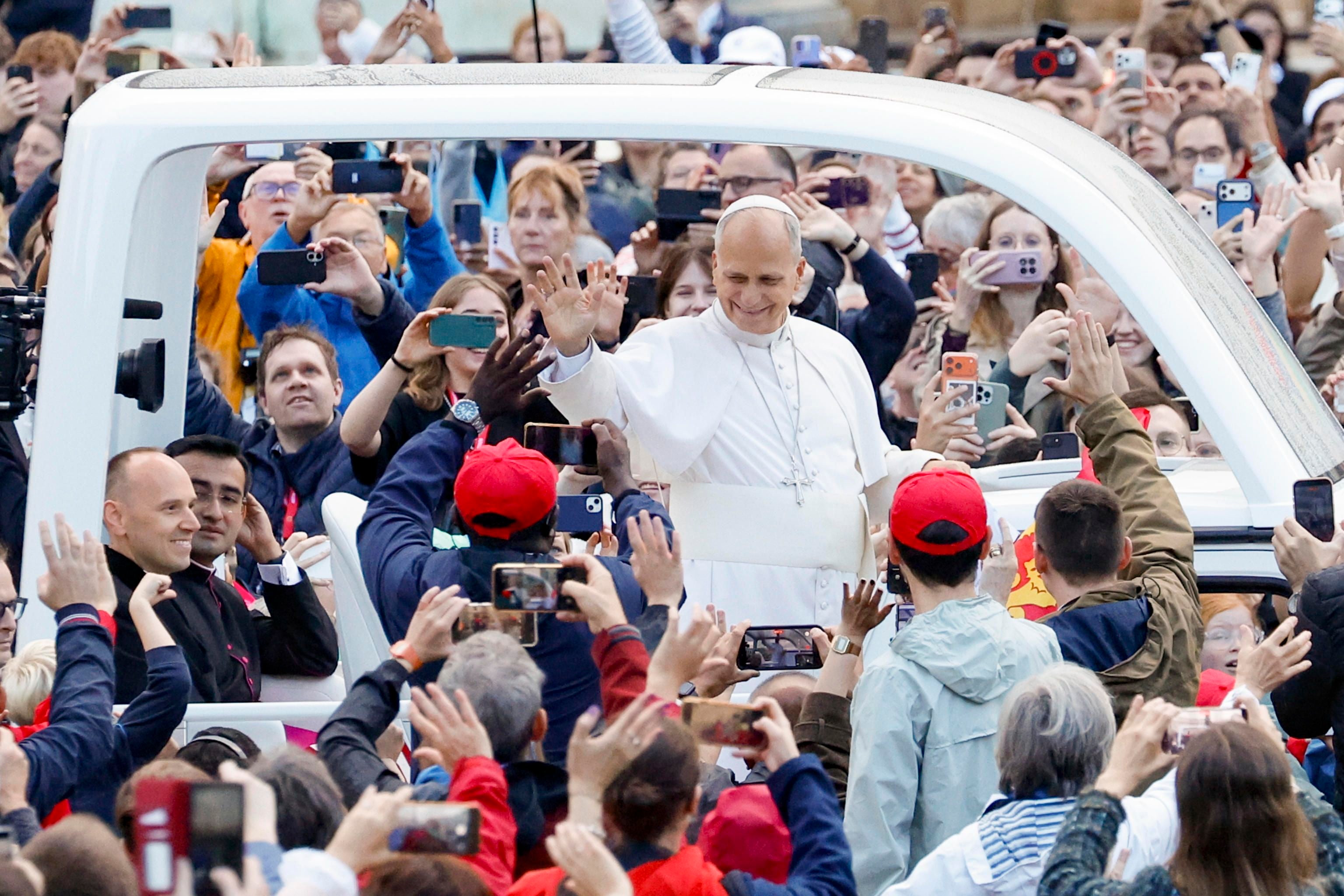 Papst Leo XIV. winkt einer Menschenmenge während einer Audienz im Papamobil.