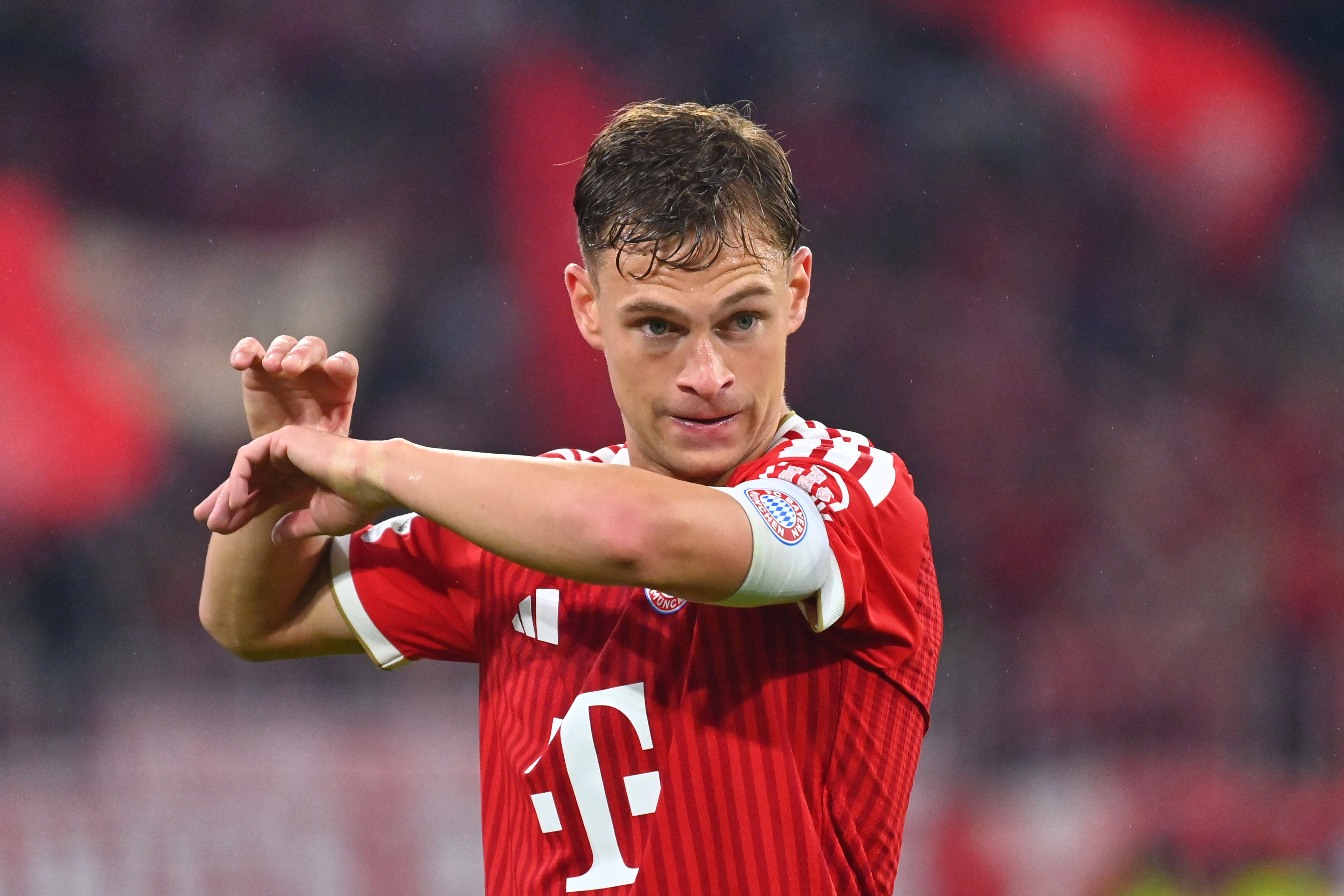 Ein Fußballspieler im Bayern-Trikot mit enttäuschtem Gesichtsausdruck streckt den Arm aus.