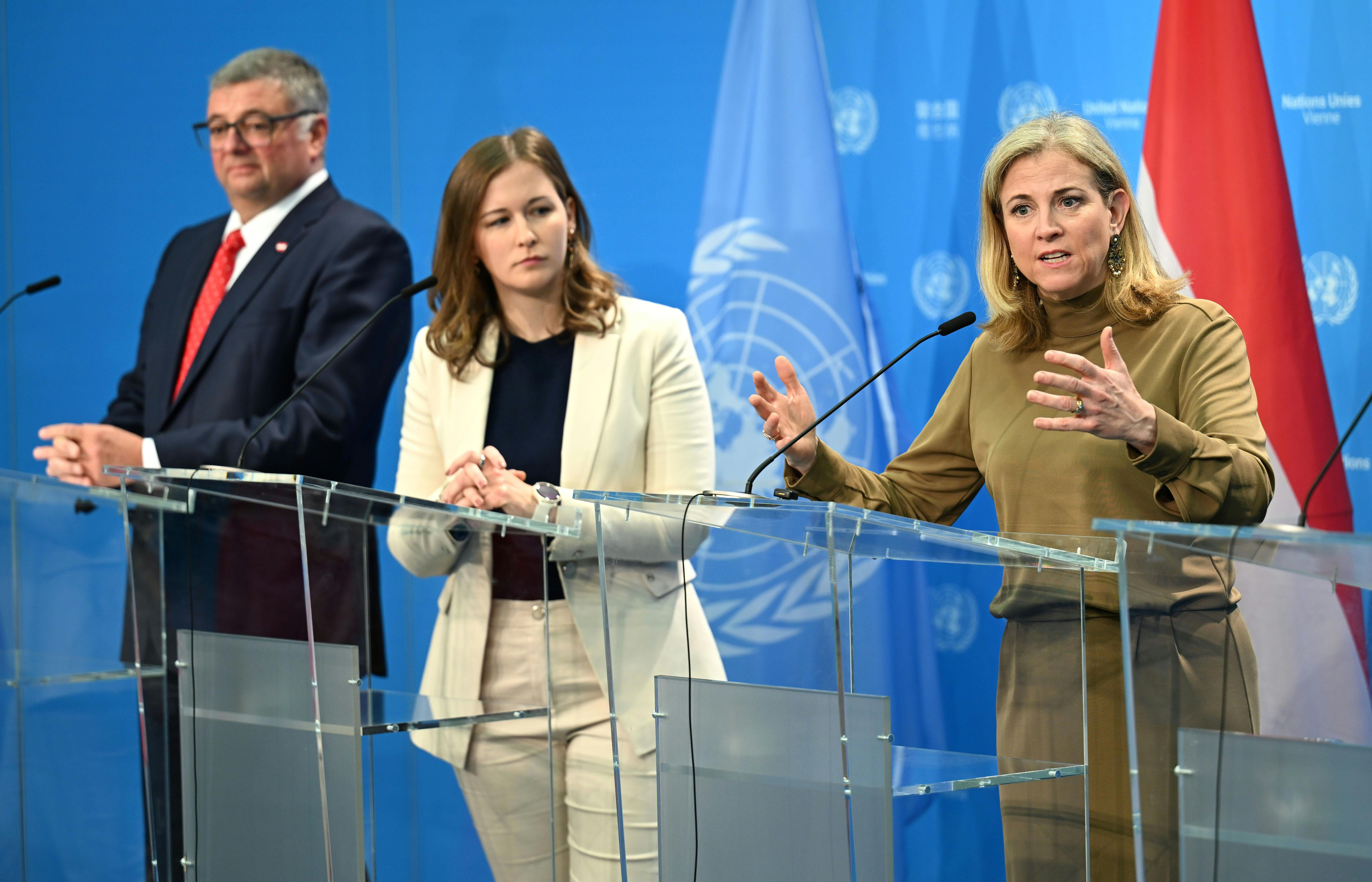 Drei Politiker:innen sprechen bei einer Pressekonferenz im Vienna International Centre in Wien.