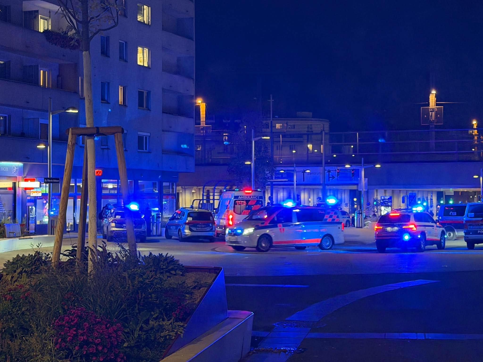 Einsatzfahrzeuge mit Blaulicht sind nachts bei einem Polizeieinsatz im Stadtgebiet im Einsatz.