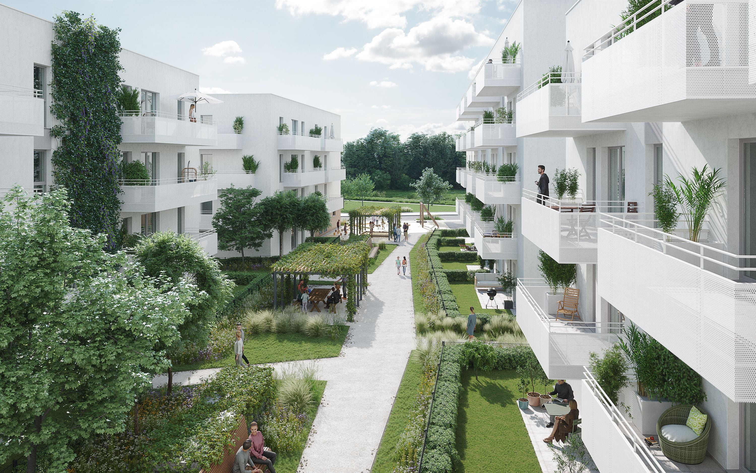 Moderne Wohnanlage mit begrünten Balkonen und gepflegtem Garten im Innenhof bei Sonnenschein.