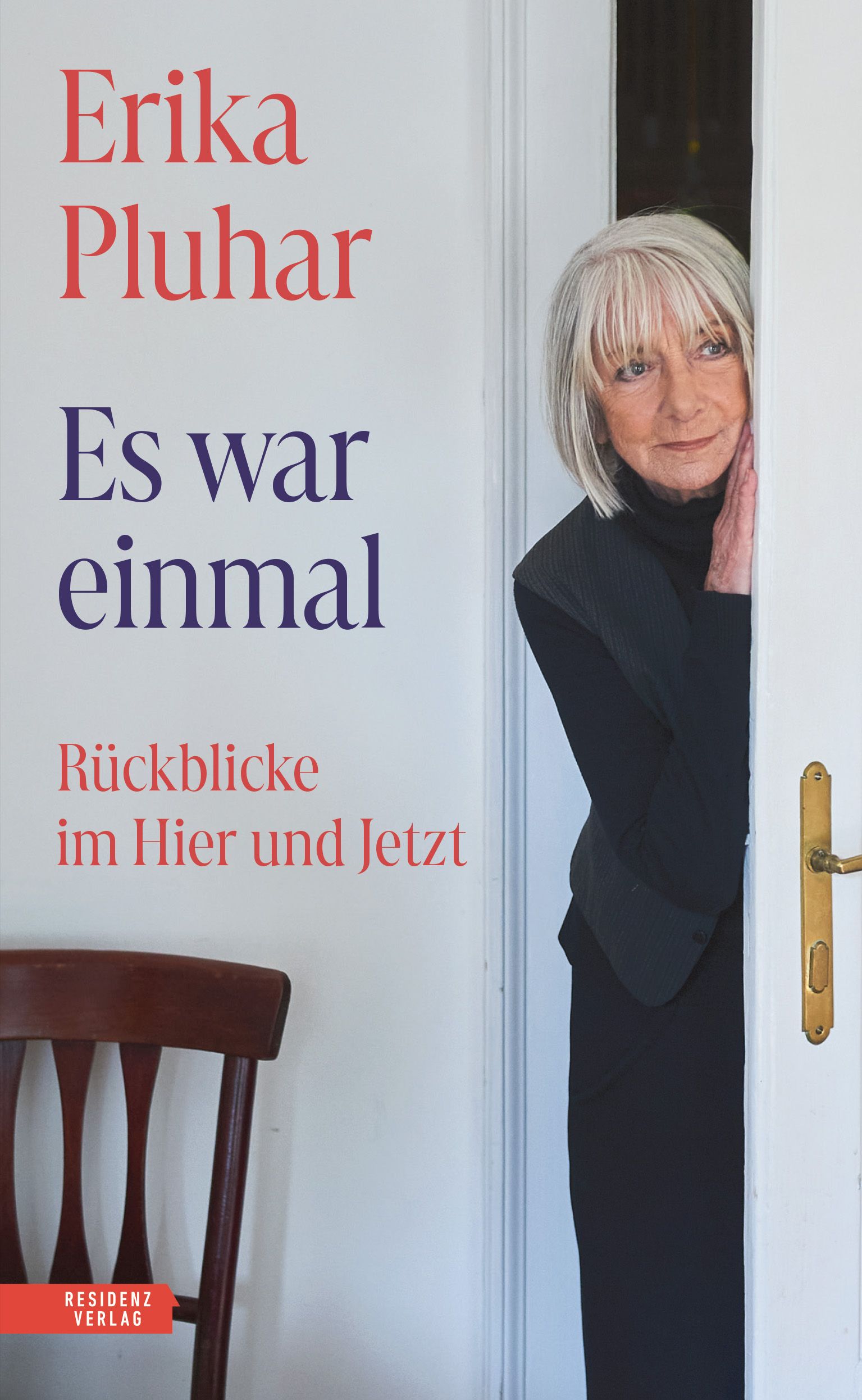 Buchcover mit Titel „Es war einmal“ von Erika Pluhar und einem Porträt der Autorin an einer Tür.