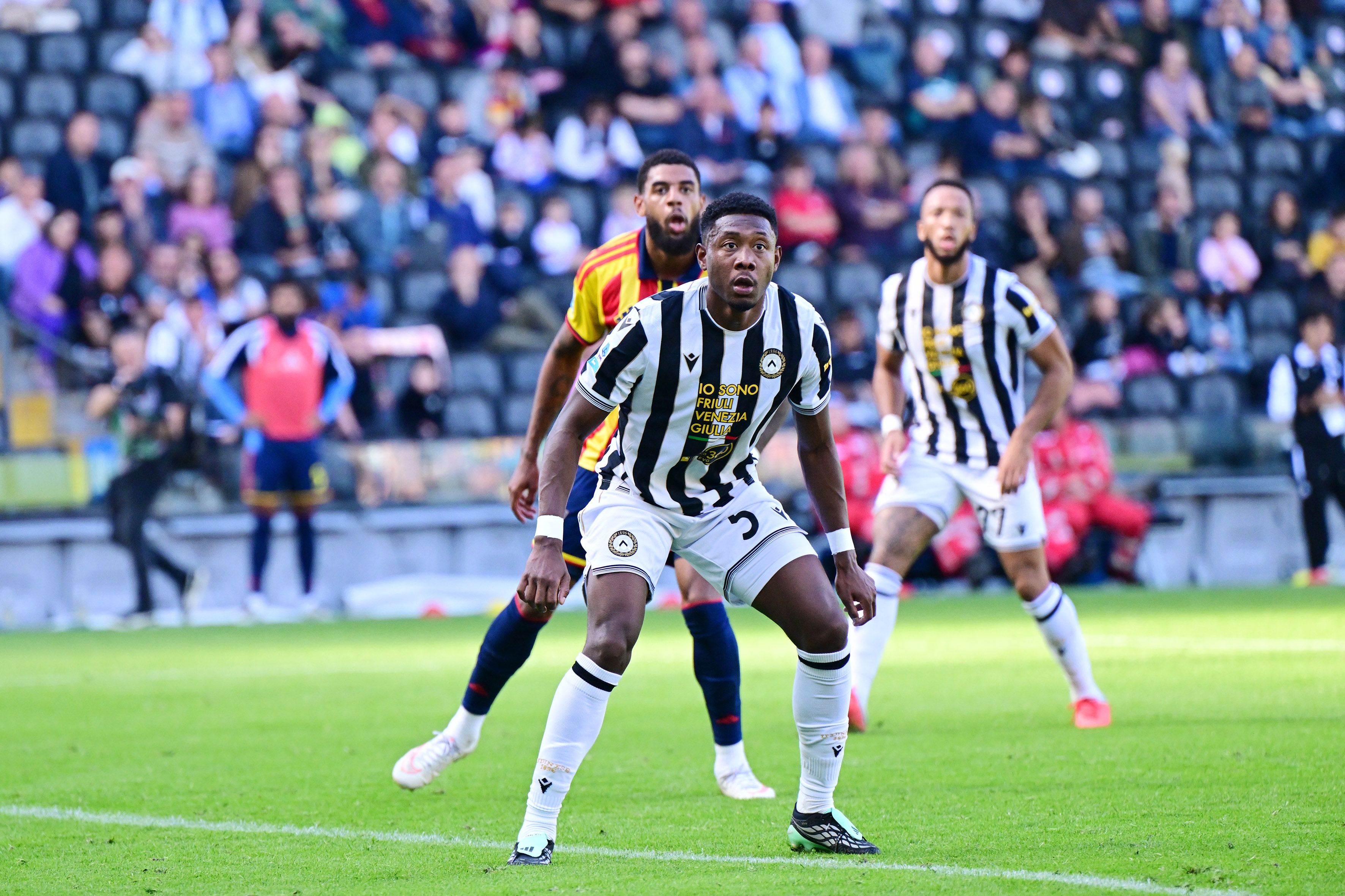 David Alaba im schwarz-weißen Trikot von Udinese Calcio während eines Fußballspiels.