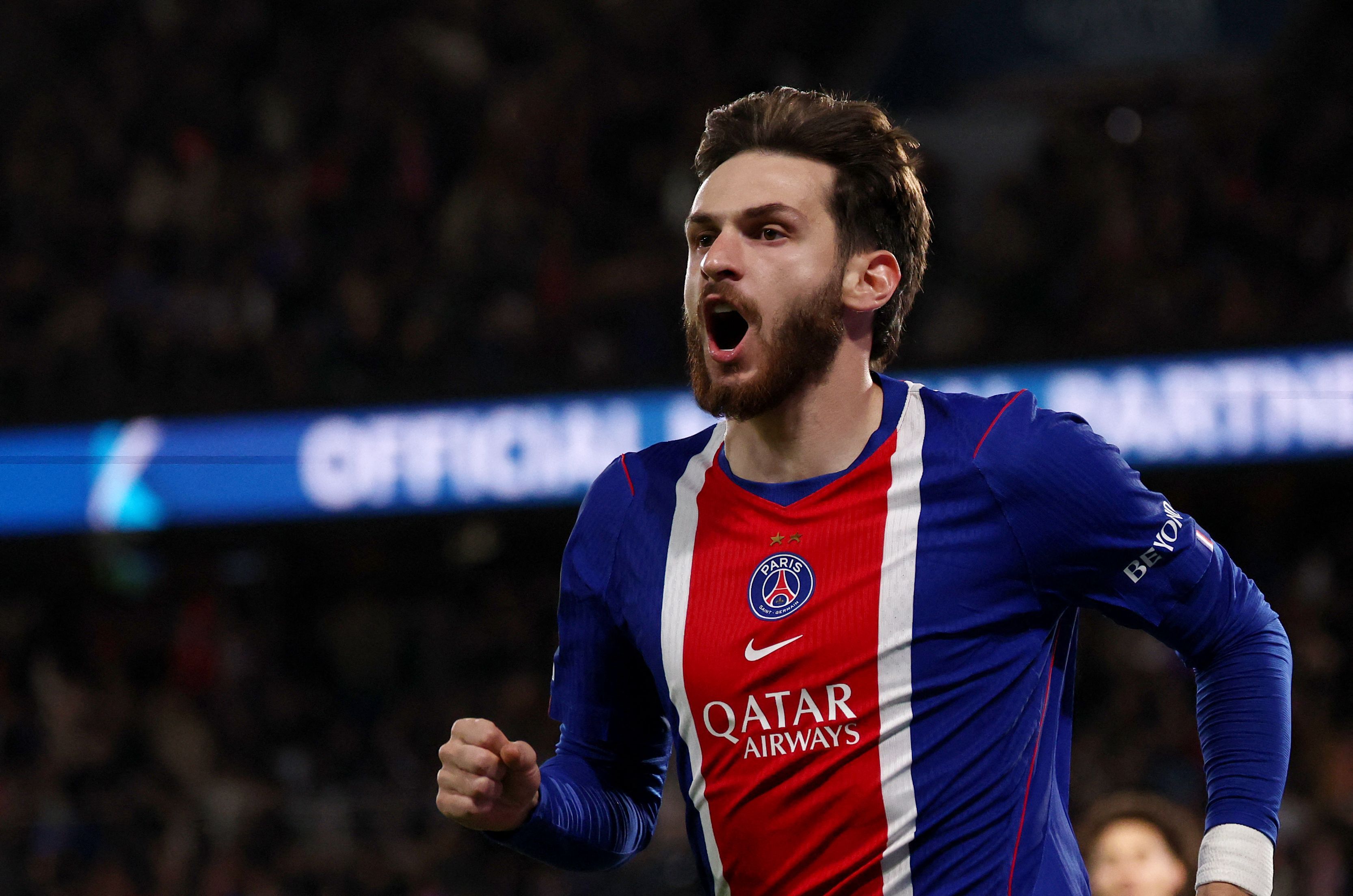 Ein PSG-Spieler jubelt im Stadion nach einem Tor, trägt ein rot-blaues Trikot.