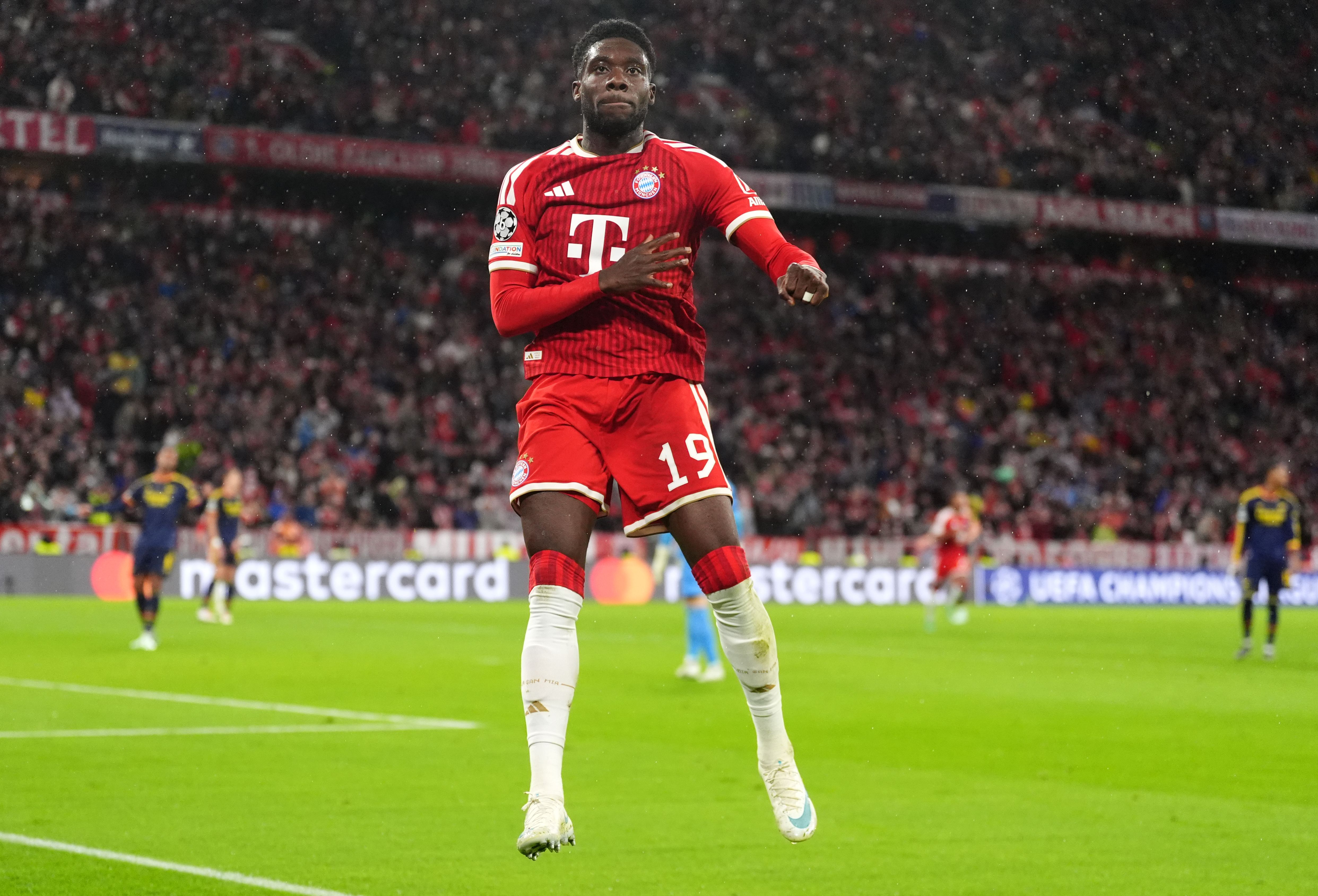 Alphonso Davies jubelte nach seinem Traumtreffer zum 1:1 – Bayern war zurück im Spiel.