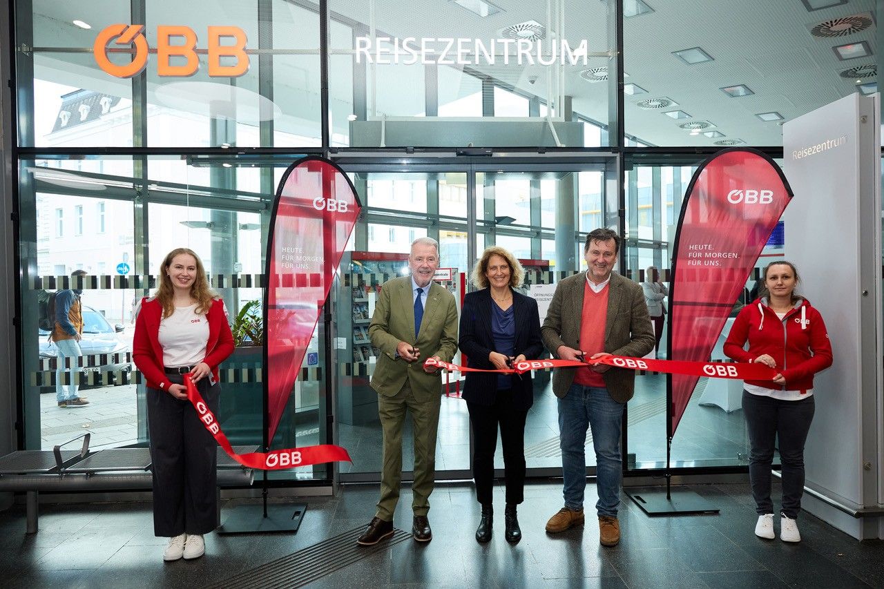 Fünf Personen durchschneiden ein rotes Band zur Eröffnung des ÖBB-Reisezentrums Wiener Neustadt.