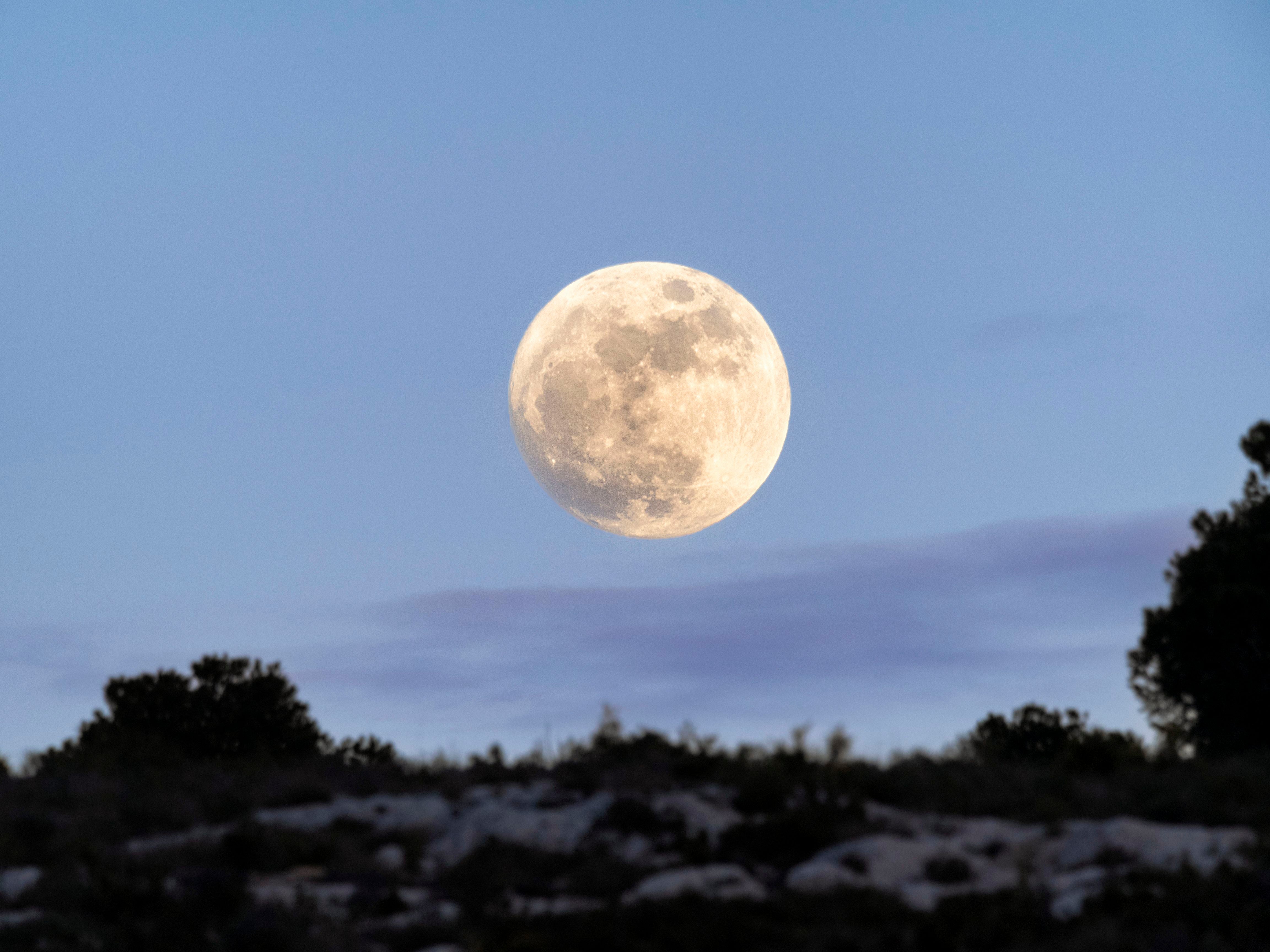 Vollmond am Himmel über einer Landschaft im Naturpark Sierra Mariola in Spanien.