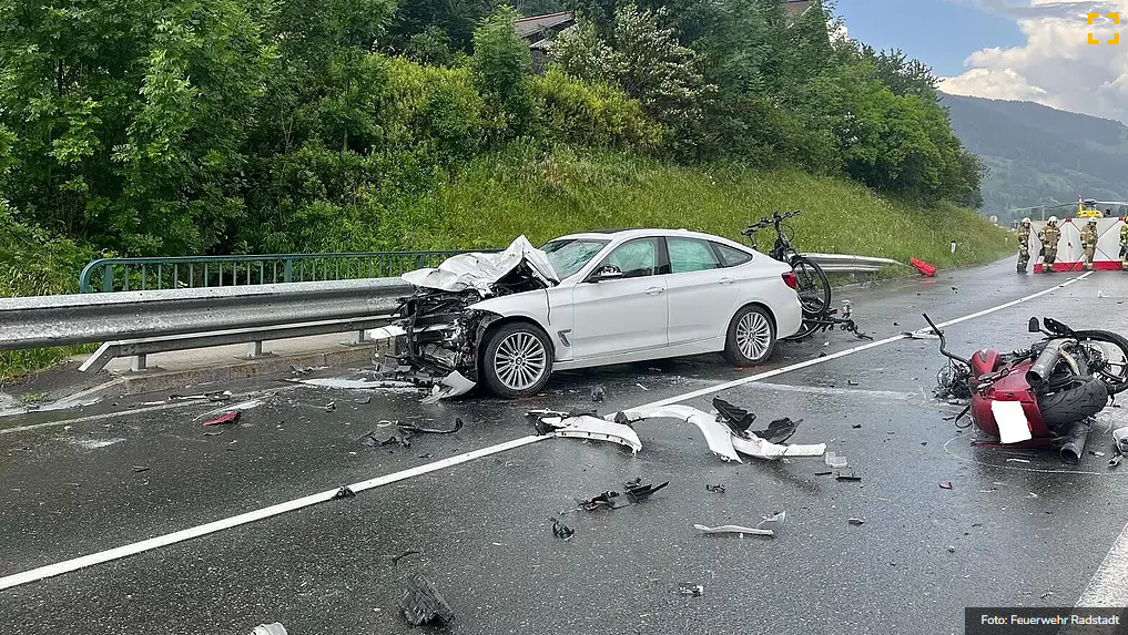 BMW kam über Sperrlinie und rammte Motorrad. Biker hatte keien Chance auszuweichen.