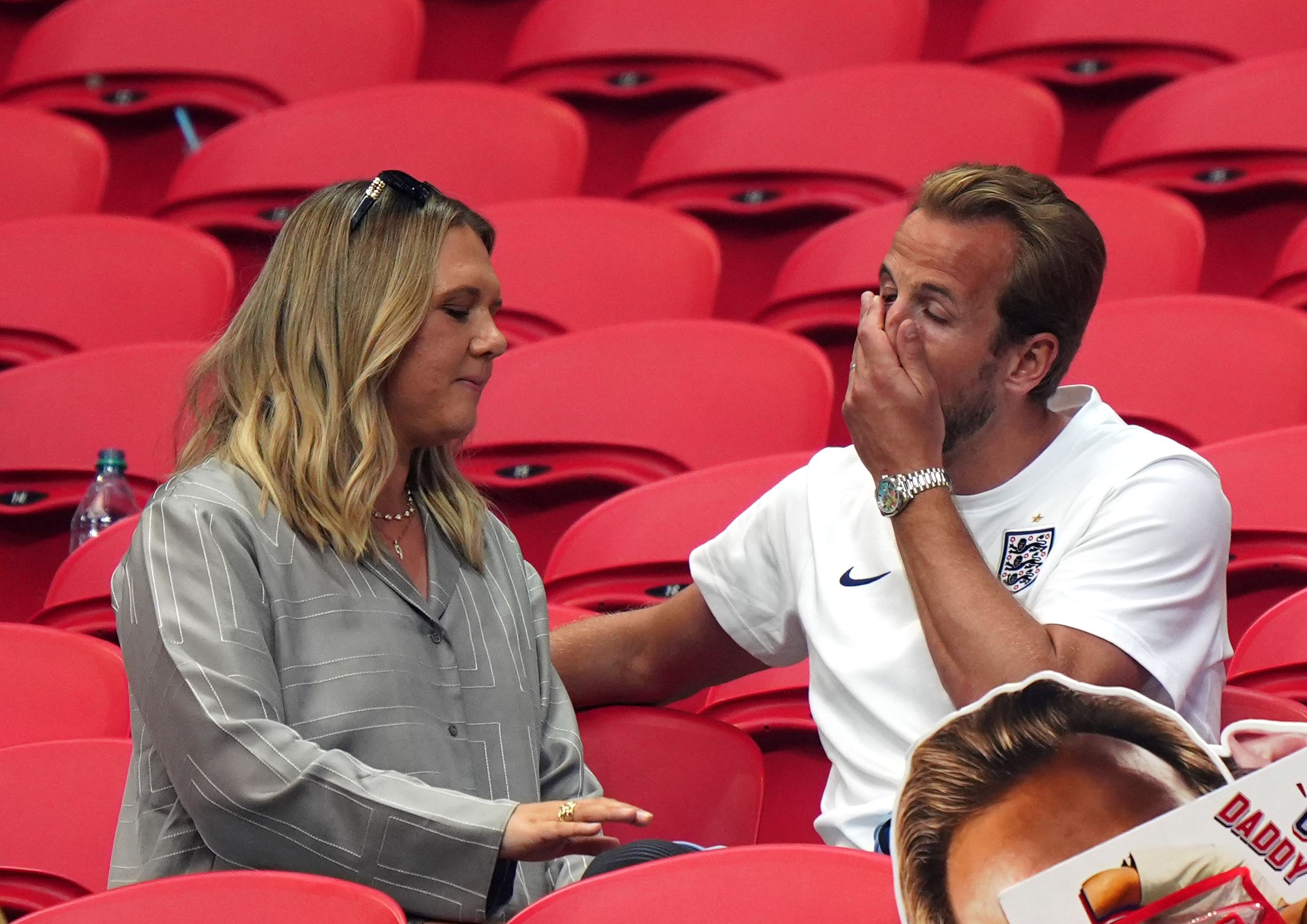 Harry Kane und seine Frau Katie bei einem Gespräch auf der Tribüne – vor der Ballon-d’Or-Gala steigt die Spannung im Hause Kane.