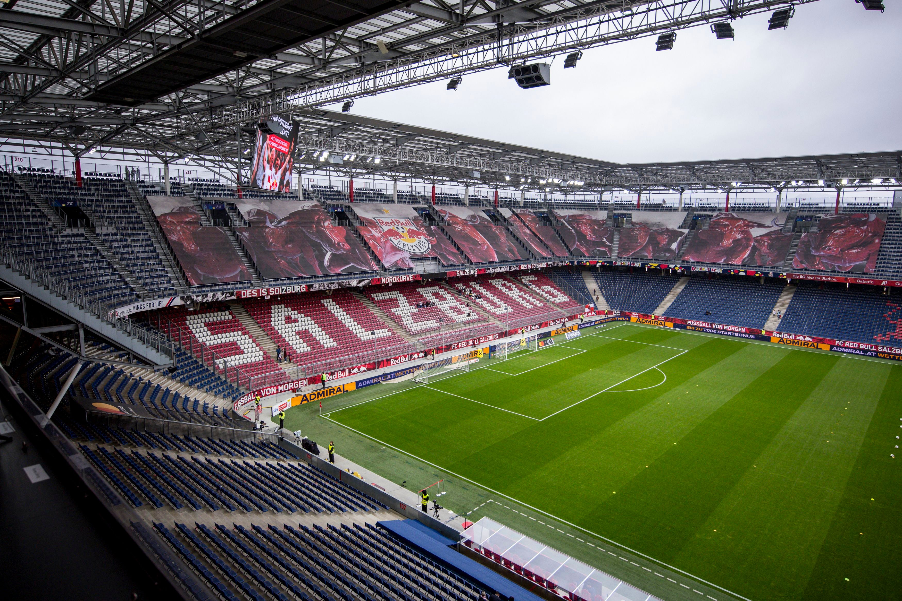 Blick ins leere Red Bull Arena Stadion in Salzburg mit SALZBURG-Schrift auf den Tribünen.