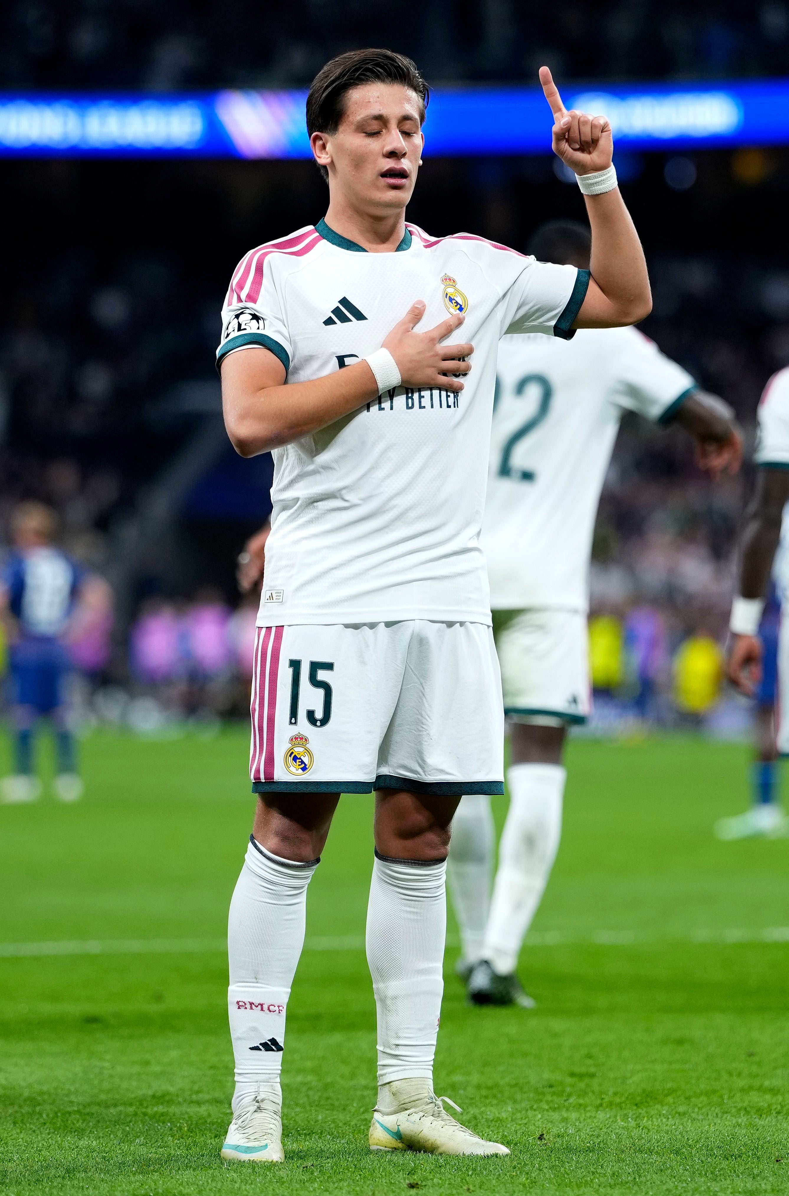 Arda Güler von Real Madrid feiert ein Tor im Champions-League-Spiel im Bernabéu-Stadion.