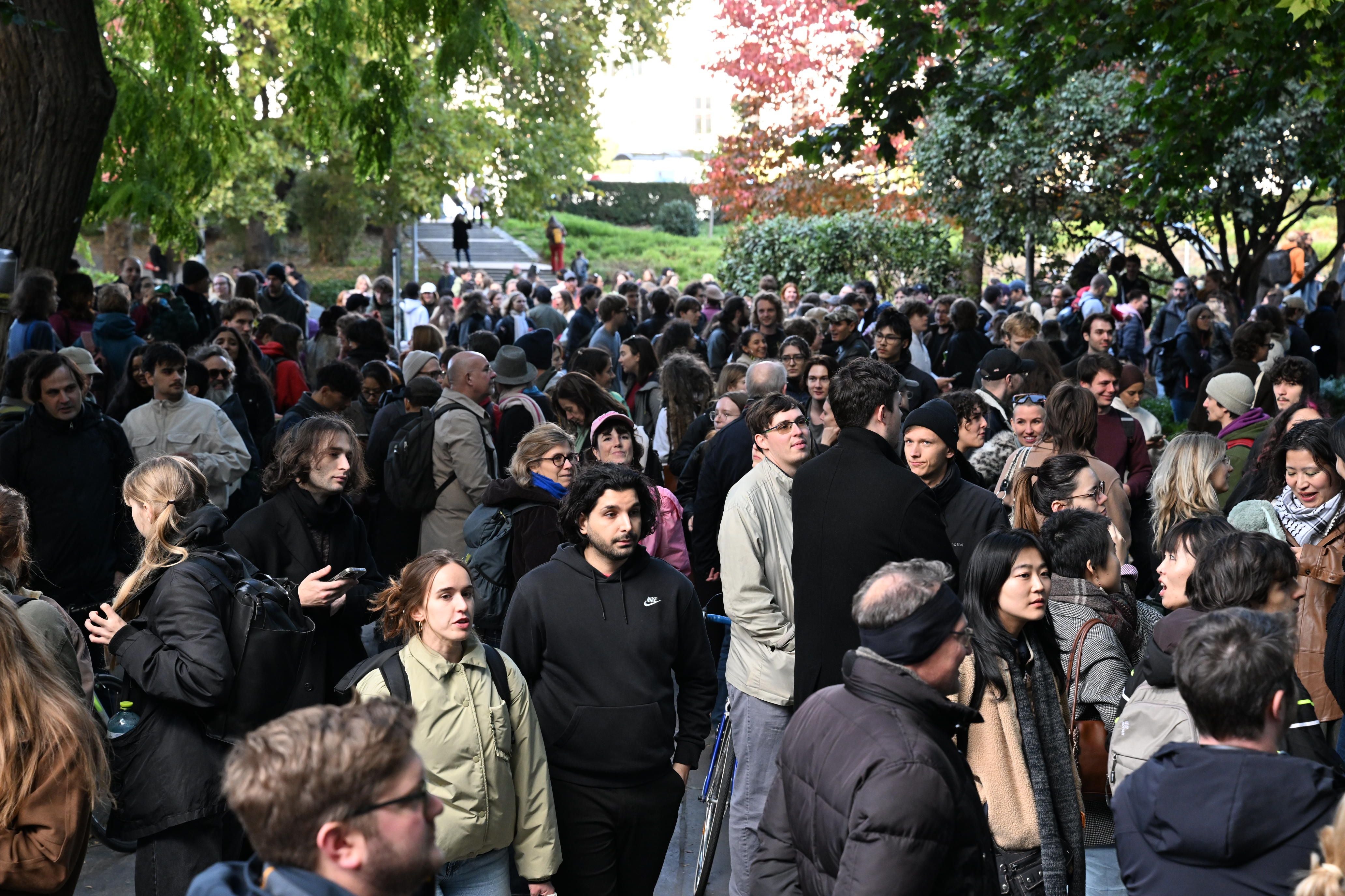 Viele Menschen versammeln sich im Freien zu einer Demonstration bei Tageslicht.