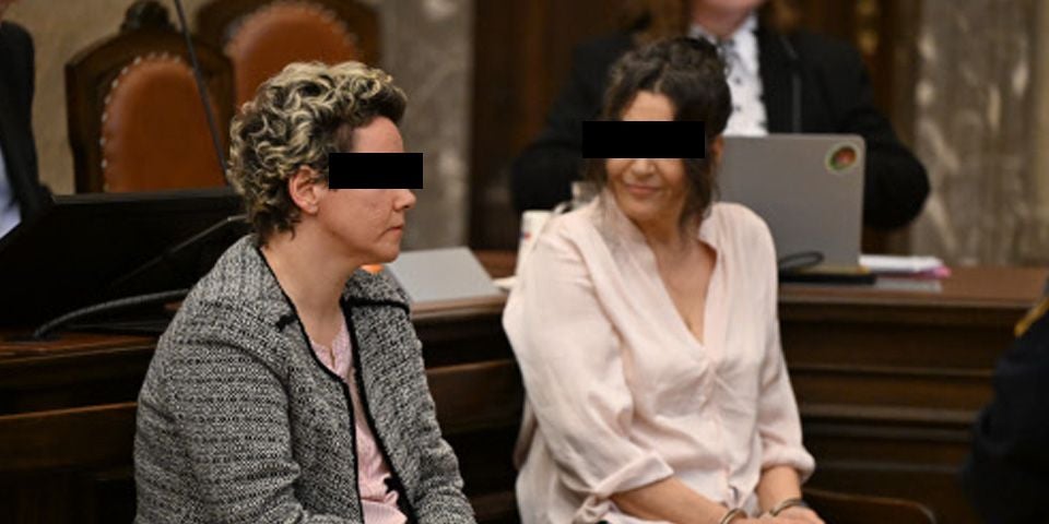 Zwei Frauen mit schwarzen Balken vor den Augen sitzen in einem Gerichtssaal.