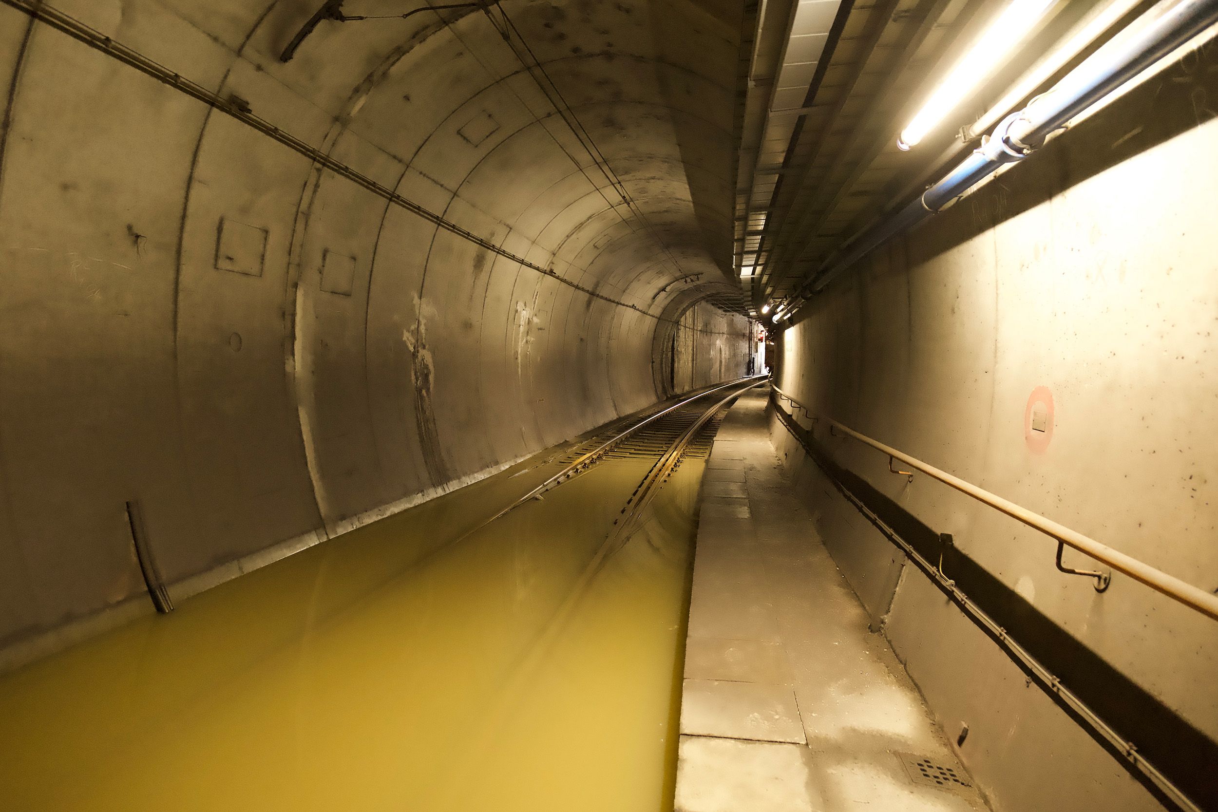 Wasser überflutet die U-Bahn-Gleise der Linie U6 in einem Tunnel in Wien nach Starkregen.