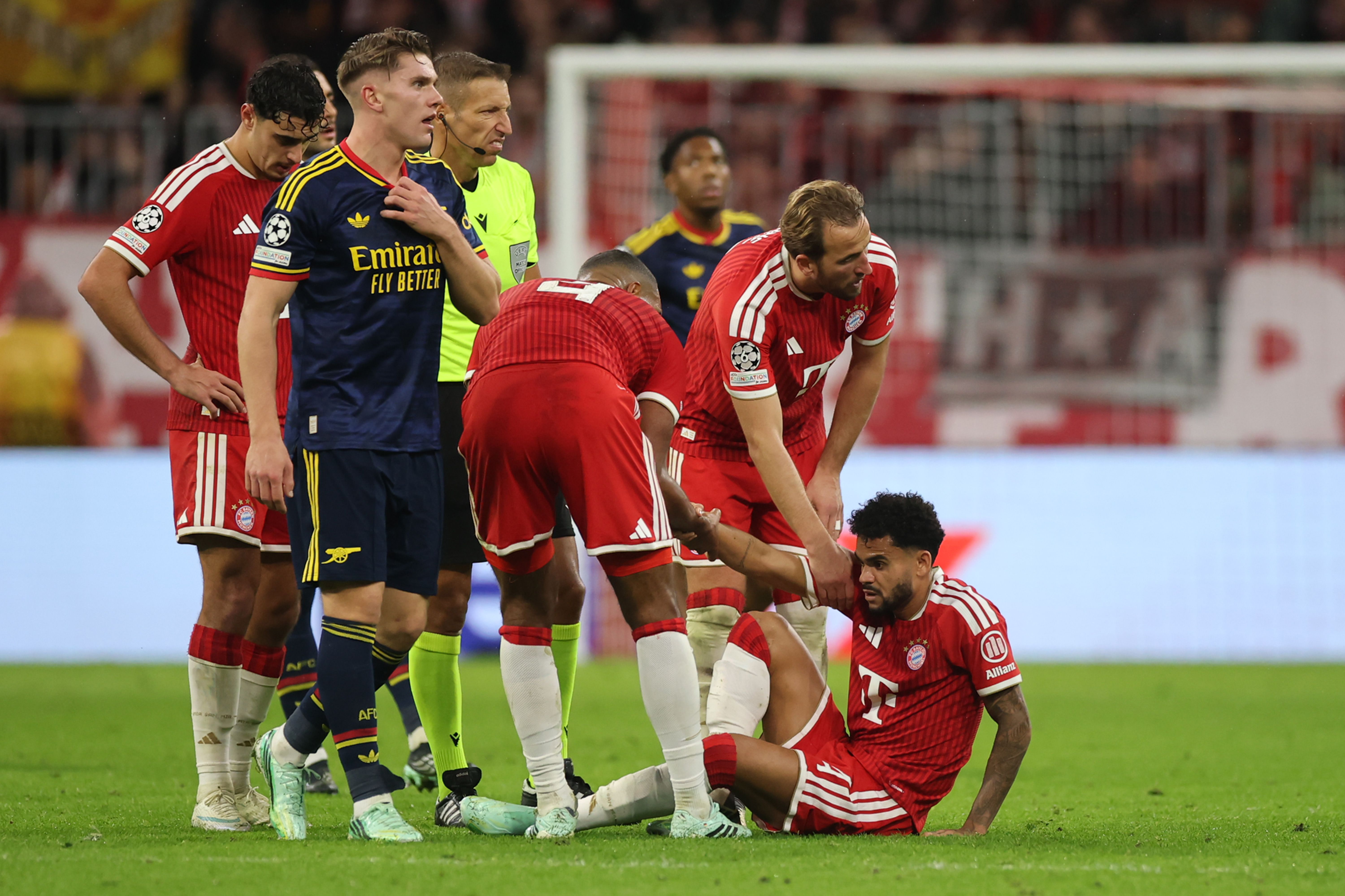 MUNICH, GERMANY - OCTOBER 21: Teammates look after Luis Diaz of FC Bayern Muenchen after sustaining an injury during the UEFA Champions League 2026/27 League Phase MD3 match between FC Bayern München and Arsenal FC at Football Arena Munich on October 21, 2026 in Munich, Germany. (Photo by Alex Grimm/Getty Images)
