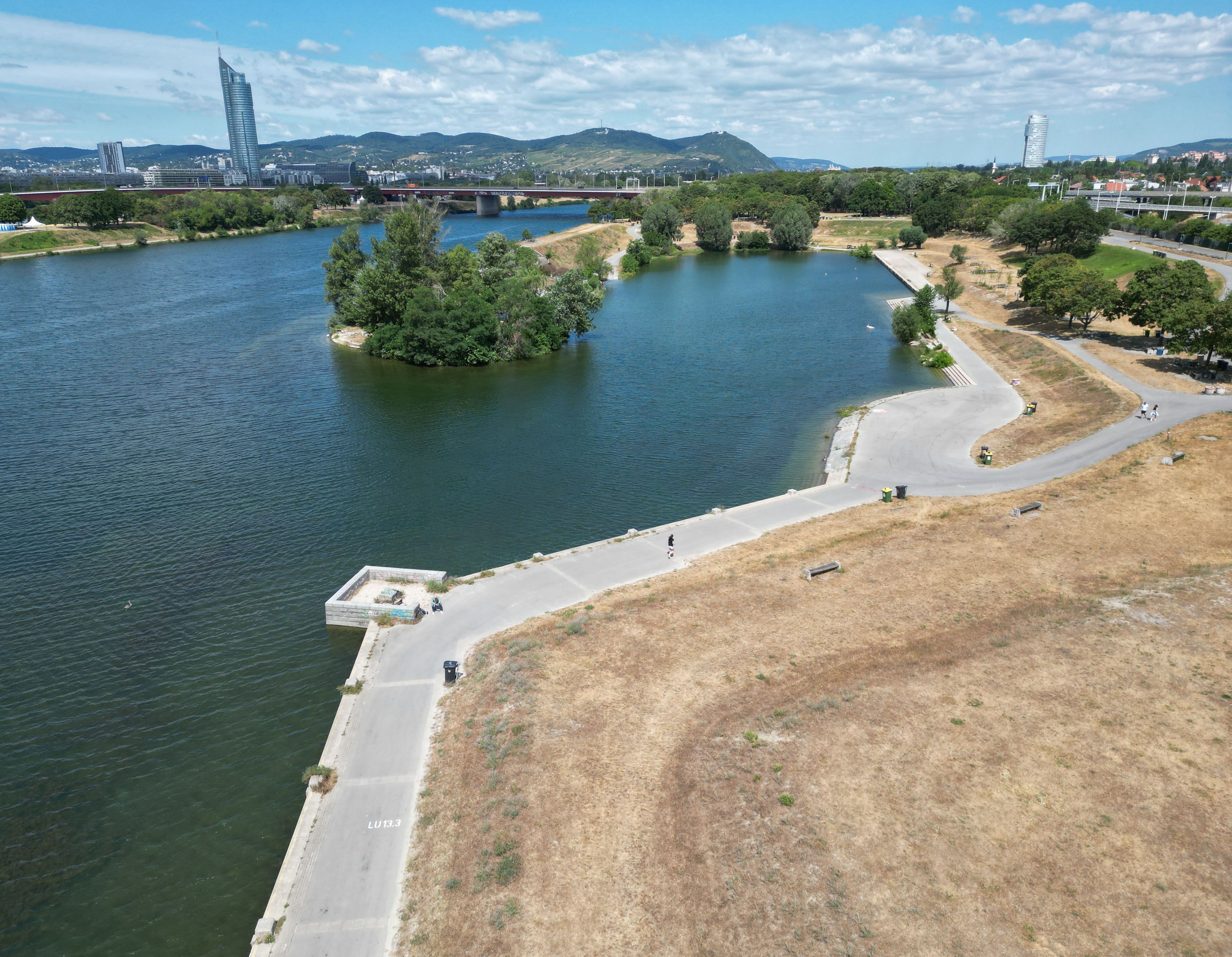 Luftaufnahme zeigt vertrocknete Wiesenflächen an der Neuen Donau nahe Donaupark in Wien.