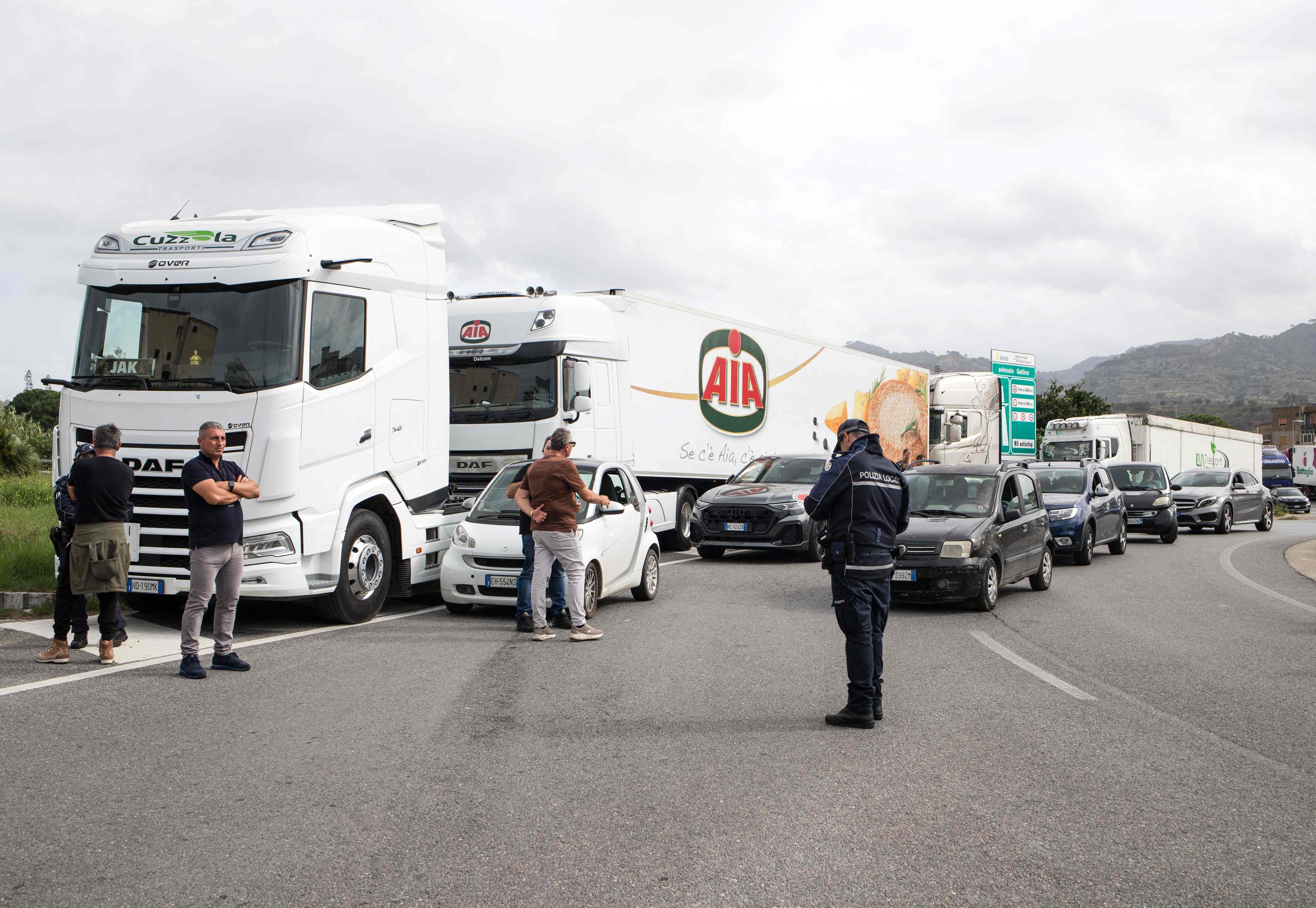 Lkw-Fahrer blockieren mit ihren Fahrzeugen eine Straße in Italien aus Protest gegen hohe Dieselpreise.