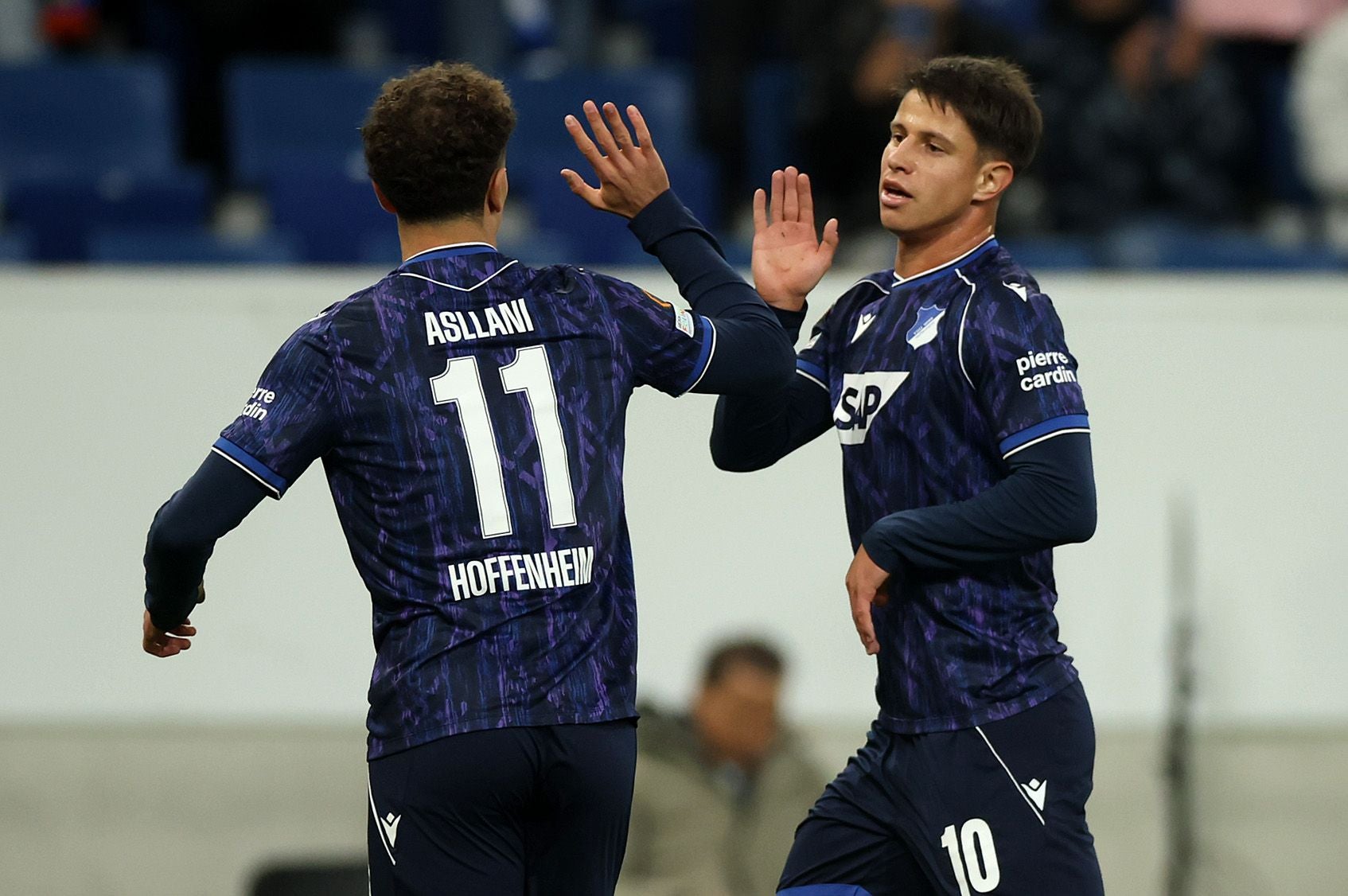 Zwei Hoffenheim-Spieler klatschen sich auf dem Spielfeld jubelnd ab.