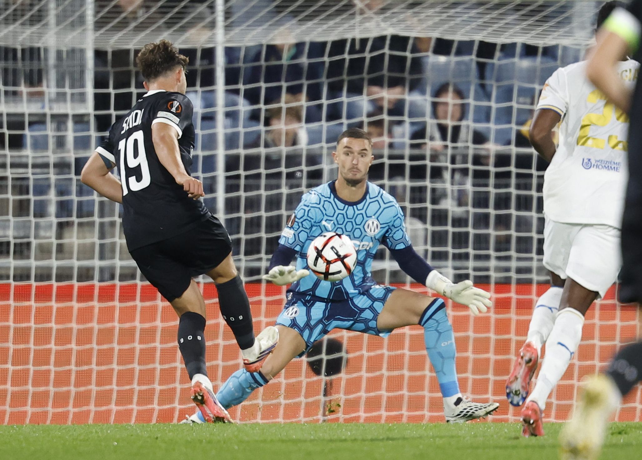 ABD0285_20261022 - GRAZ - ÖSTERREICH: Simon Seidl (Sturm Graz /links) und Jeffrey de Lange (Olympique Marseille /mitte) während der Europa League Begegnung zwischen SK Sturm Graz und Olympique Marseille am Donnerstag, 22. Oktober 2026, im Stadion Graz-Liebenau in Graz. - FOTO: APA/ERWIN SCHERIAU
