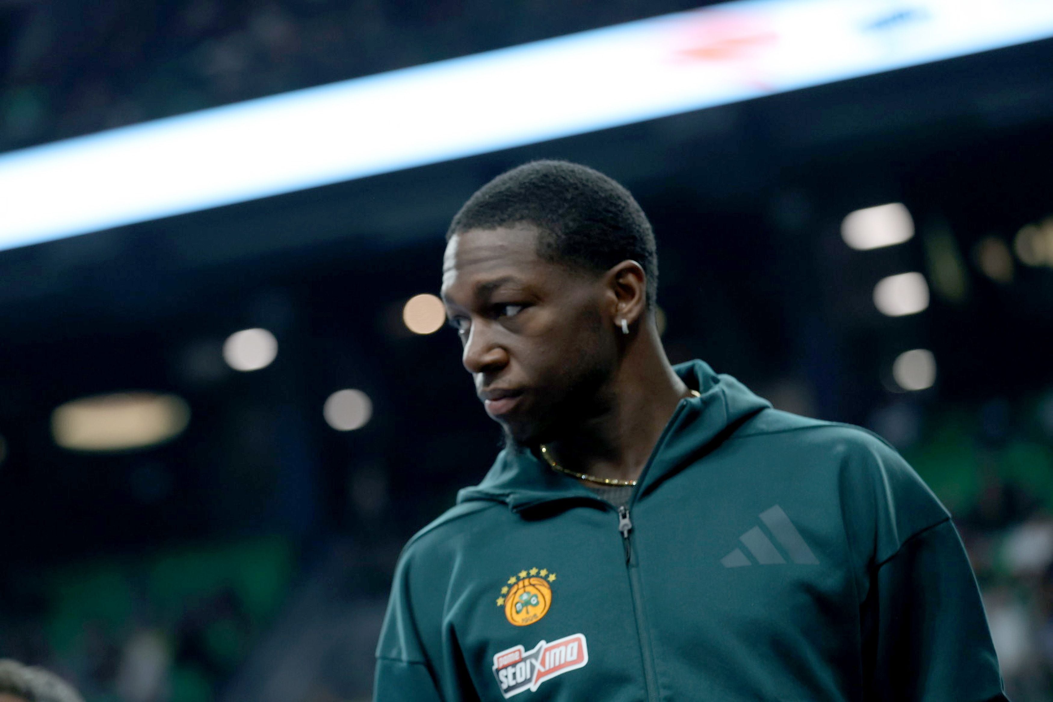 Basketball-Profi Kendrick Nunn von Panathinaikos Athen blickt im grünen Trainingsanzug ernst zur Seite.