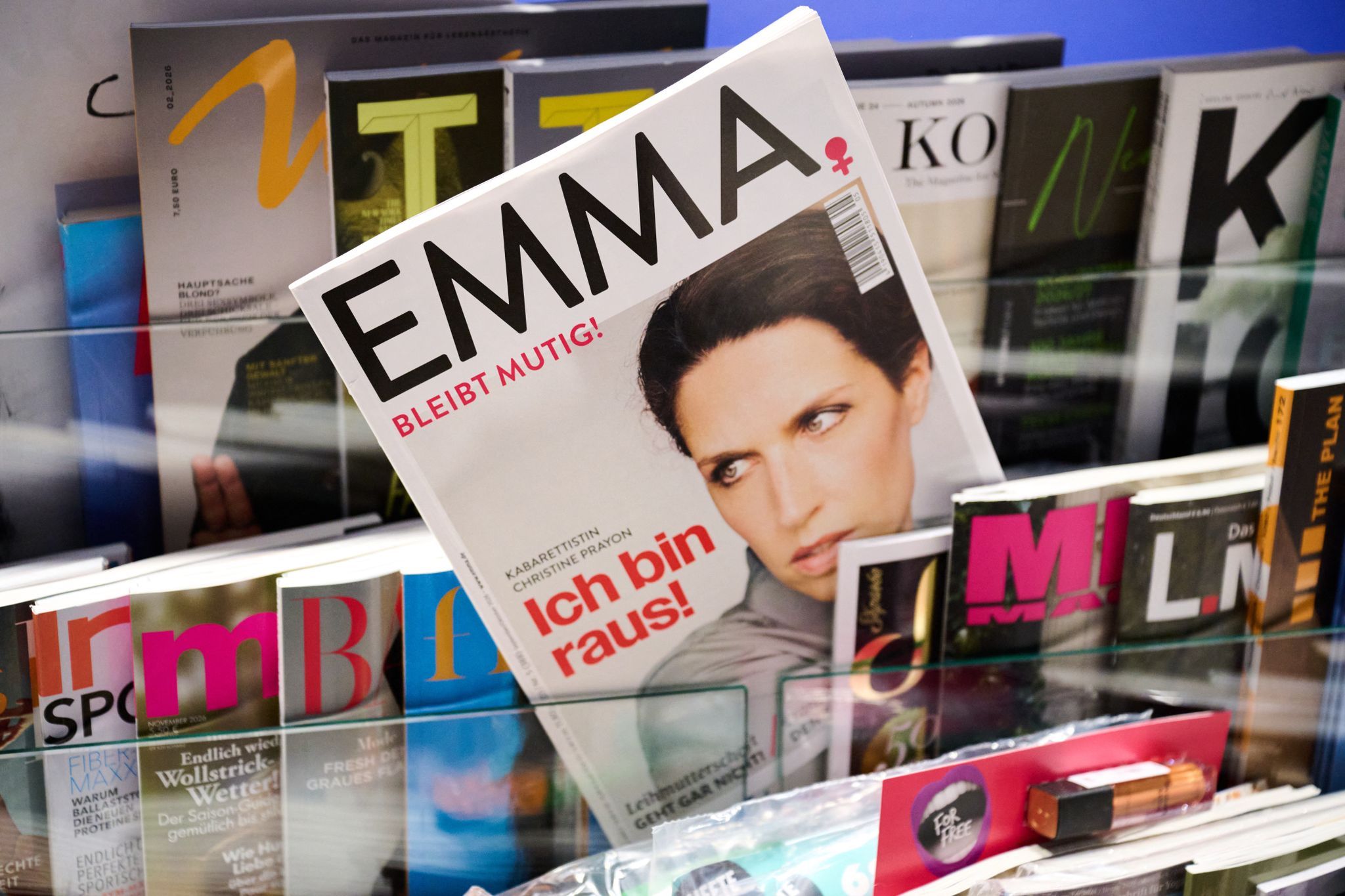 Die Zeitschrift "Emma" mit Titelbild einer Frau liegt in einem Zeitschriftenregal im Geschäft aus.