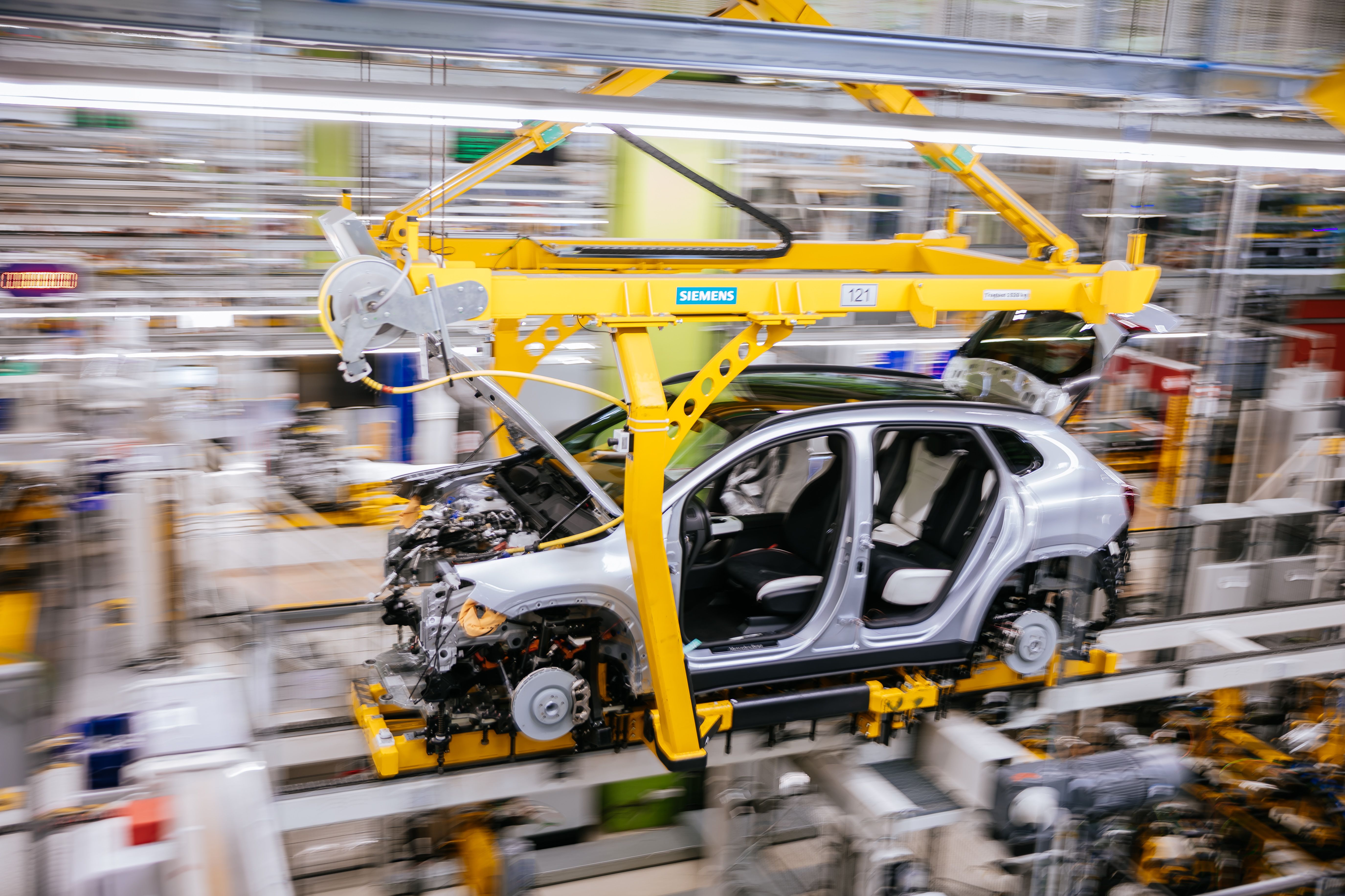 Autoproduktion: Ein Mercedes-Benz GLA wird am Fließband in einer Fabrik montiert.