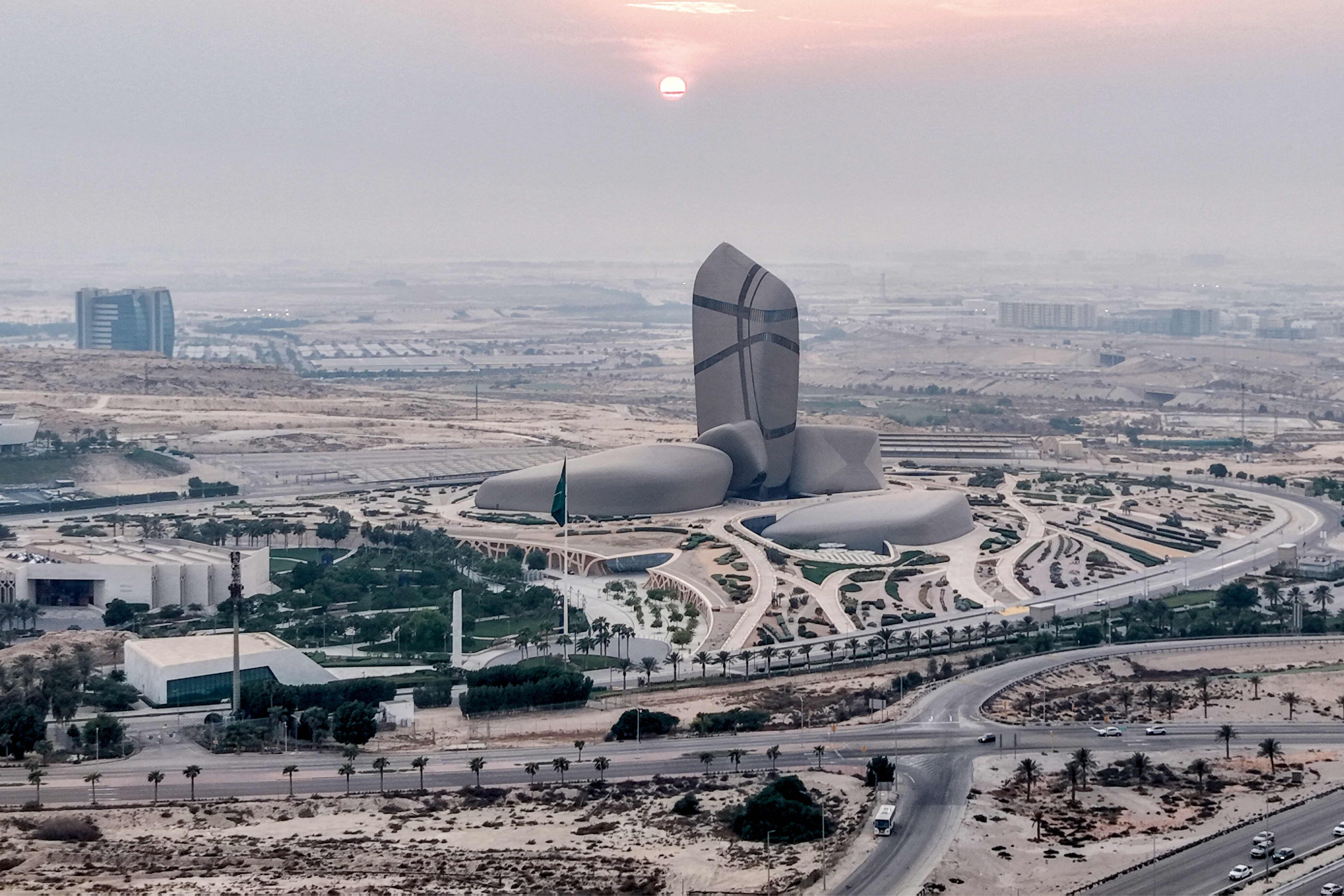 Luftaufnahme des Saudi-Aramco-Hauptquartiers in Dhahran bei Sonnenuntergang.
