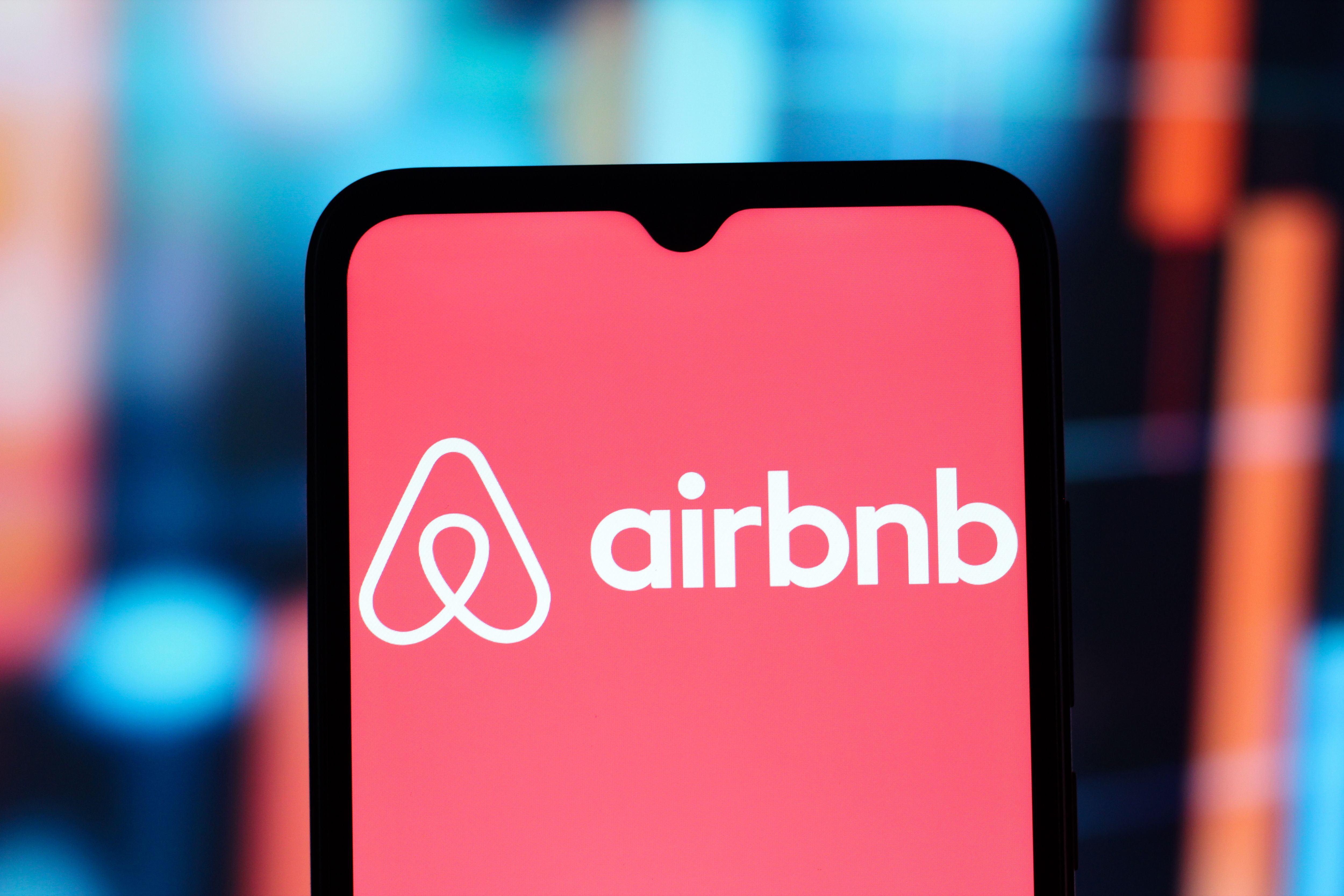 Das Airbnb-Logo ist auf dem Bildschirm eines Smartphones zu sehen.