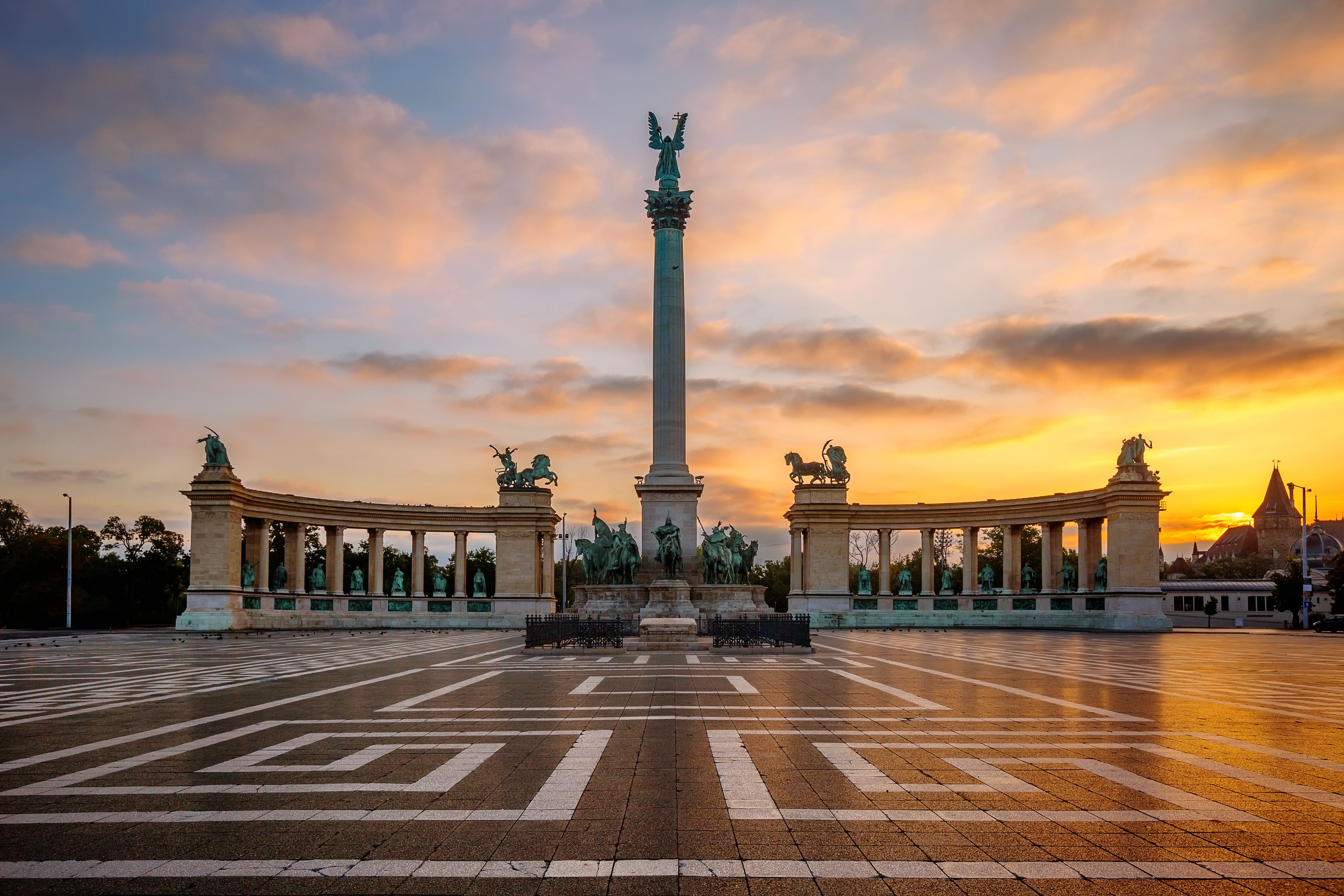 Heldenplatz in Budapest mit Monument und Statuen bei Sonnenaufgang.