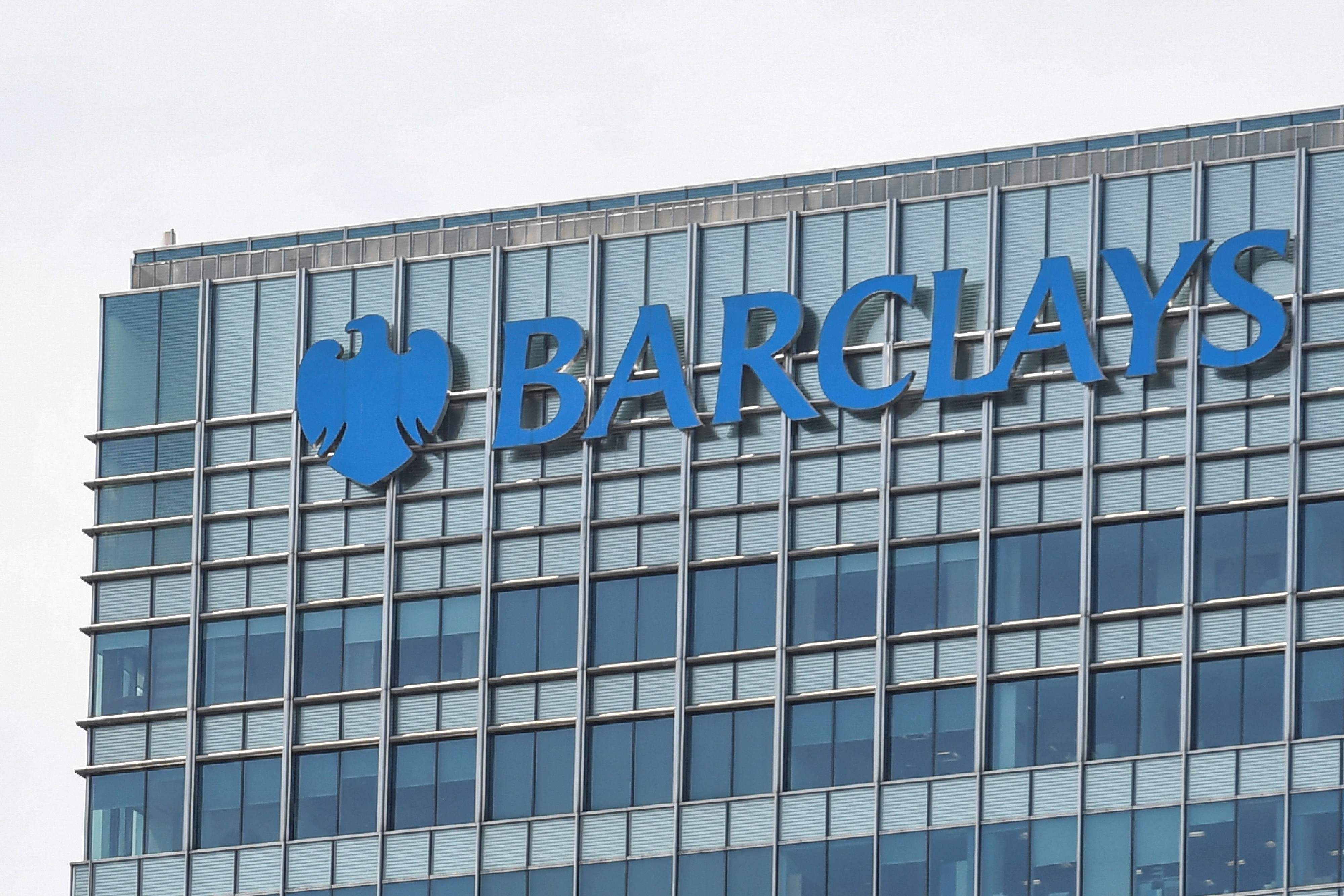 Barclays Logo an der Glasfassade eines Hochhauses im Geschäftsviertel Canary Wharf in London.