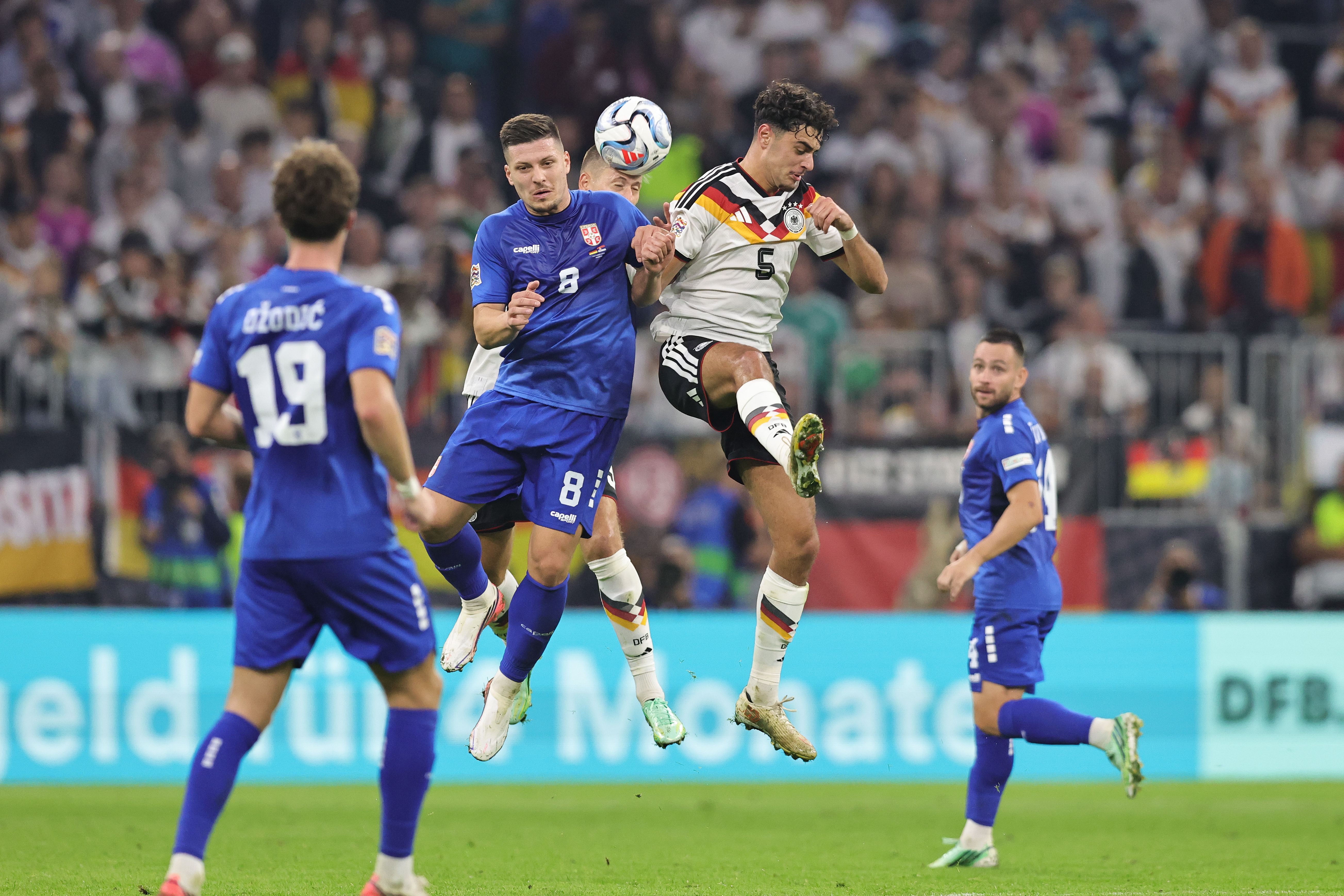 Luka Jović (l.) und Aleksandar Pavlović (r.) im Kopfballduell – beim Wiedersehen in der Nations League herrscht Geisterspiel-Atmosphäre.