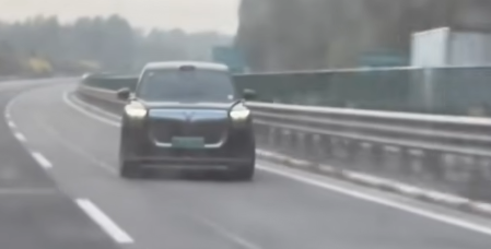 Auto fährt schräg auf einer Autobahn, als ob es seitlich "krabbelt".