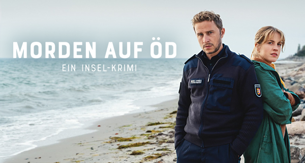 Zwei Menschen stehen am Strand, einer trägt eine Polizeiuniform, mit Text "Morden auf Öd".