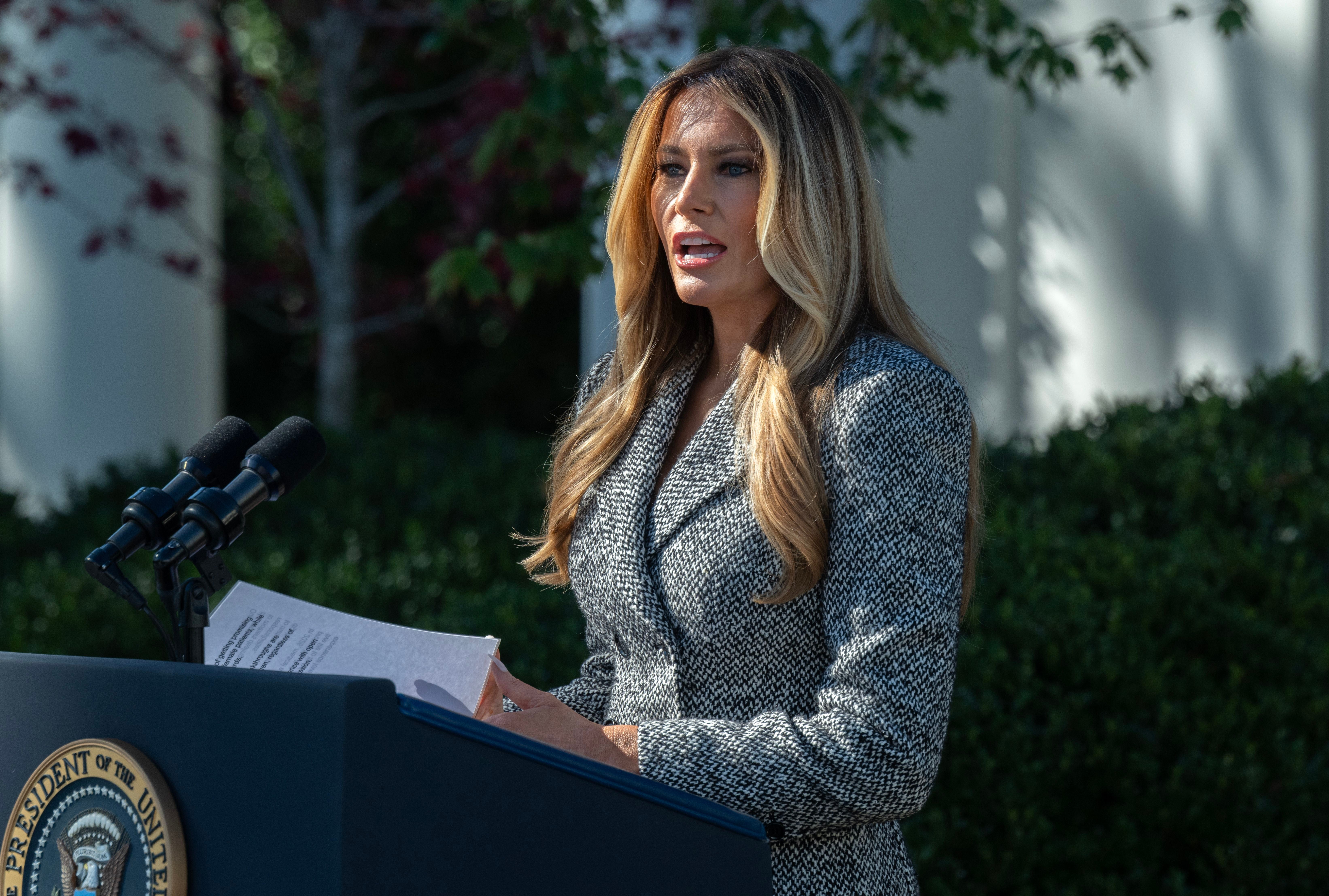 Melania Trump hält im Rosengarten des Weißen Hauses eine Rede am Rednerpult.