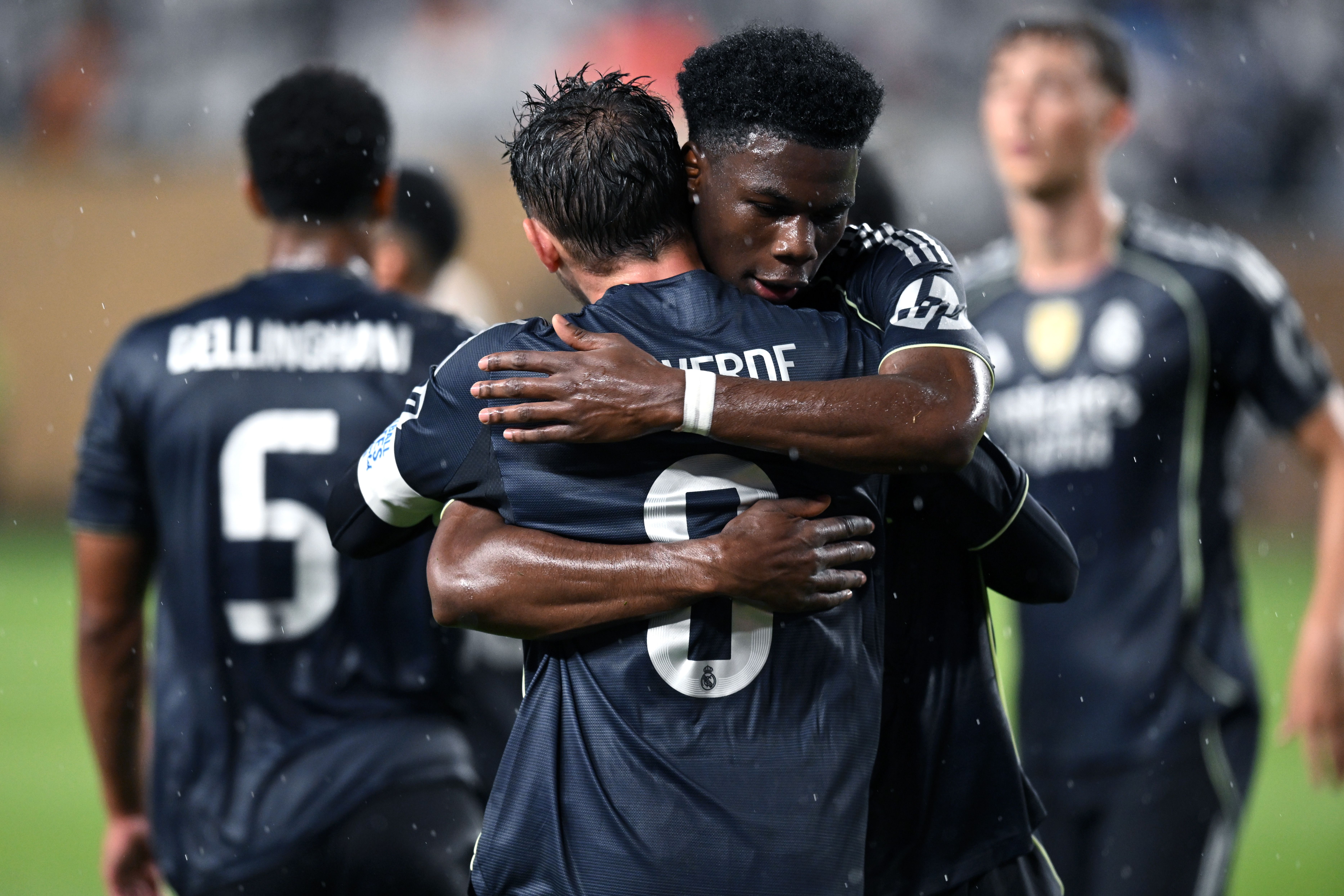 Aurélien Tchouaméni umarmt seinen Real-Madrid-Teamkollegen Federico Valverde herzlich auf dem Spielfeld.