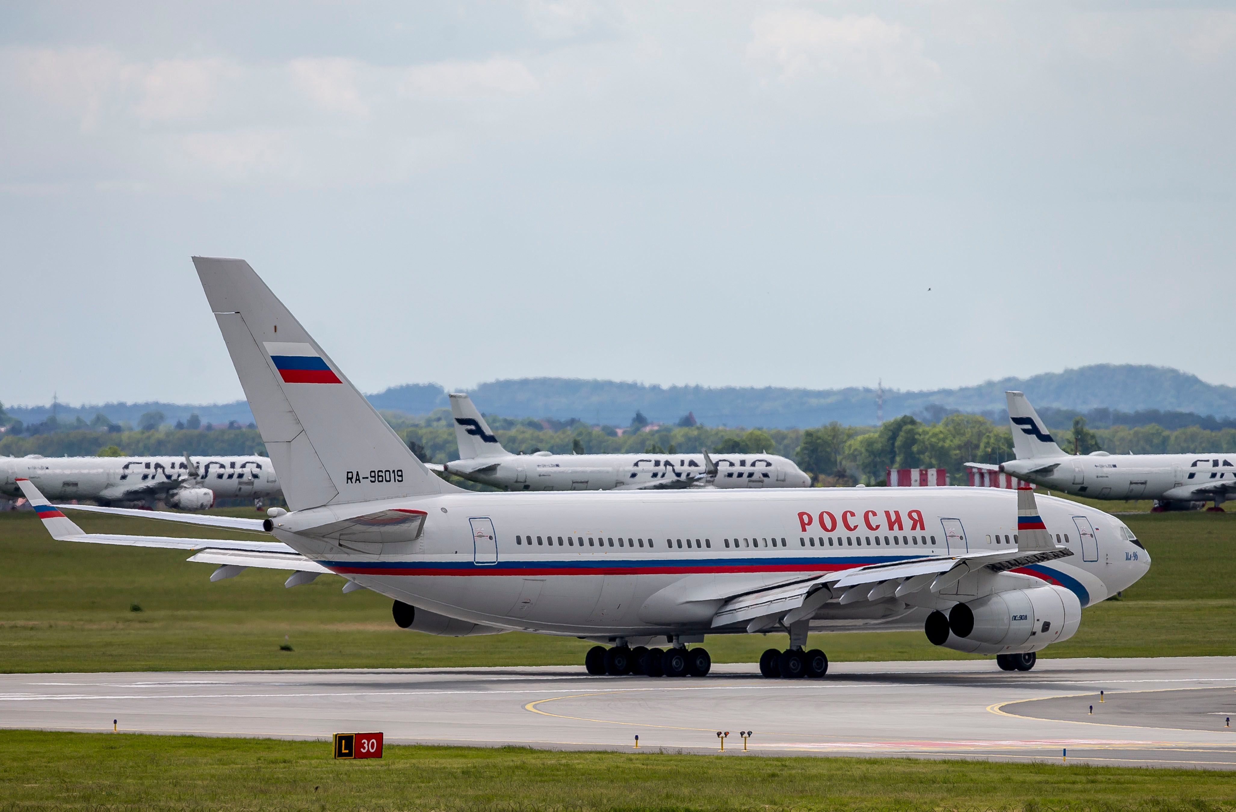 Ein russisches Regierungsflugzeug startet auf einer Landebahn am Flughafen Prag.