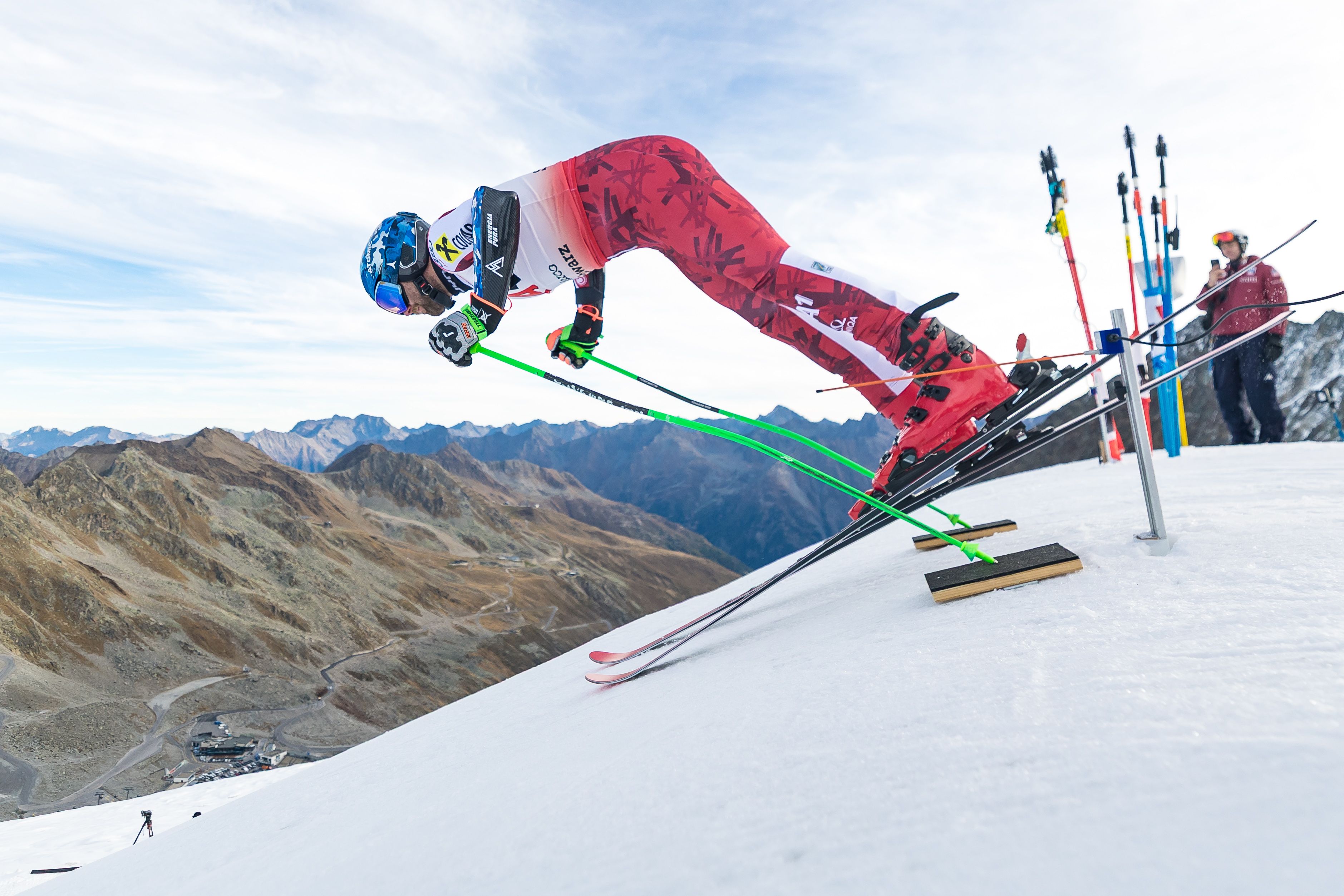 ÖSV-Rennläufer Marco Schwarz stößt sich in gebückter Abfahrtshocke aus dem Starthaus auf die Piste in Sölden ab.