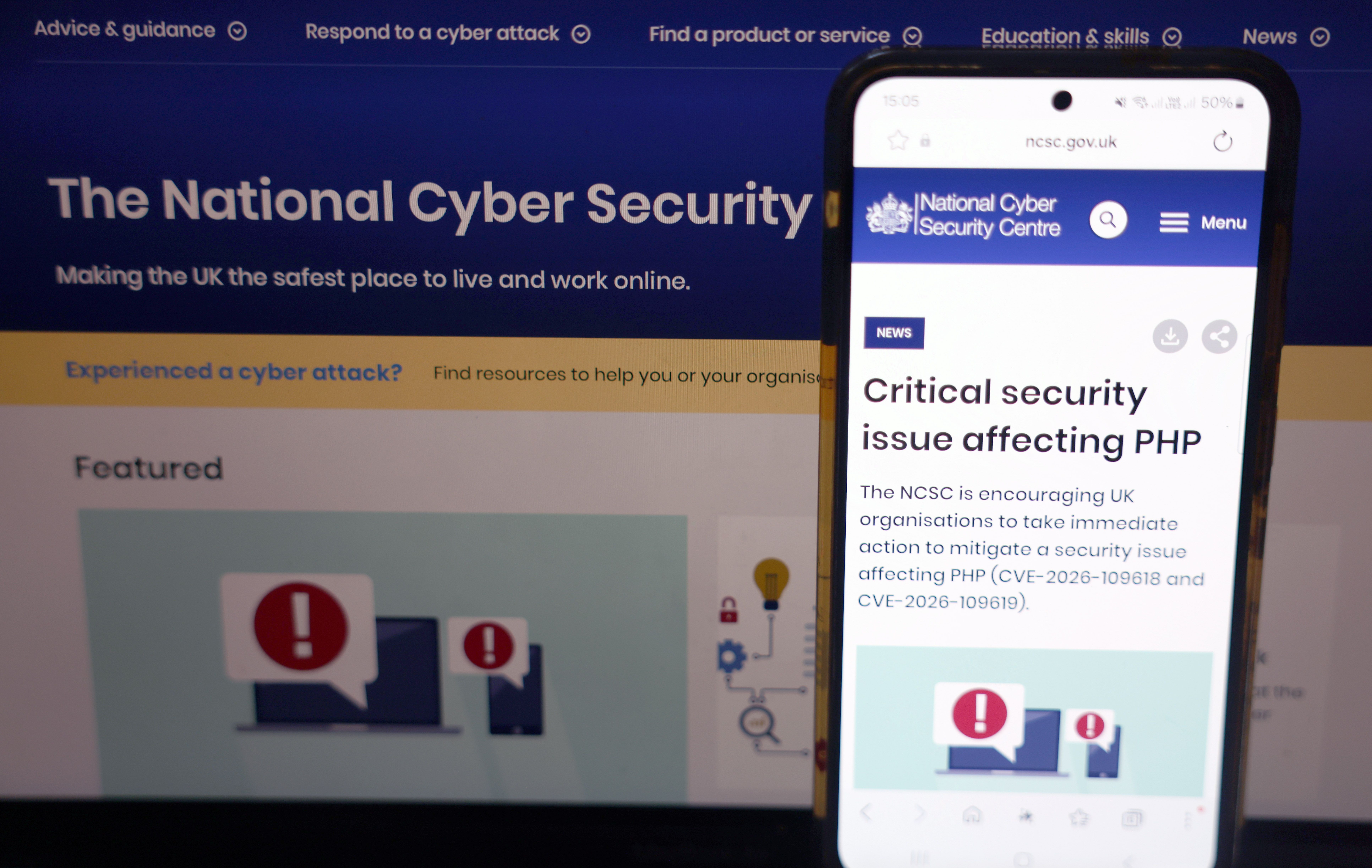 Warnmeldung des britischen National Cyber Security Centre zu einer PHP-Sicherheitslücke auf Laptop und Handy.